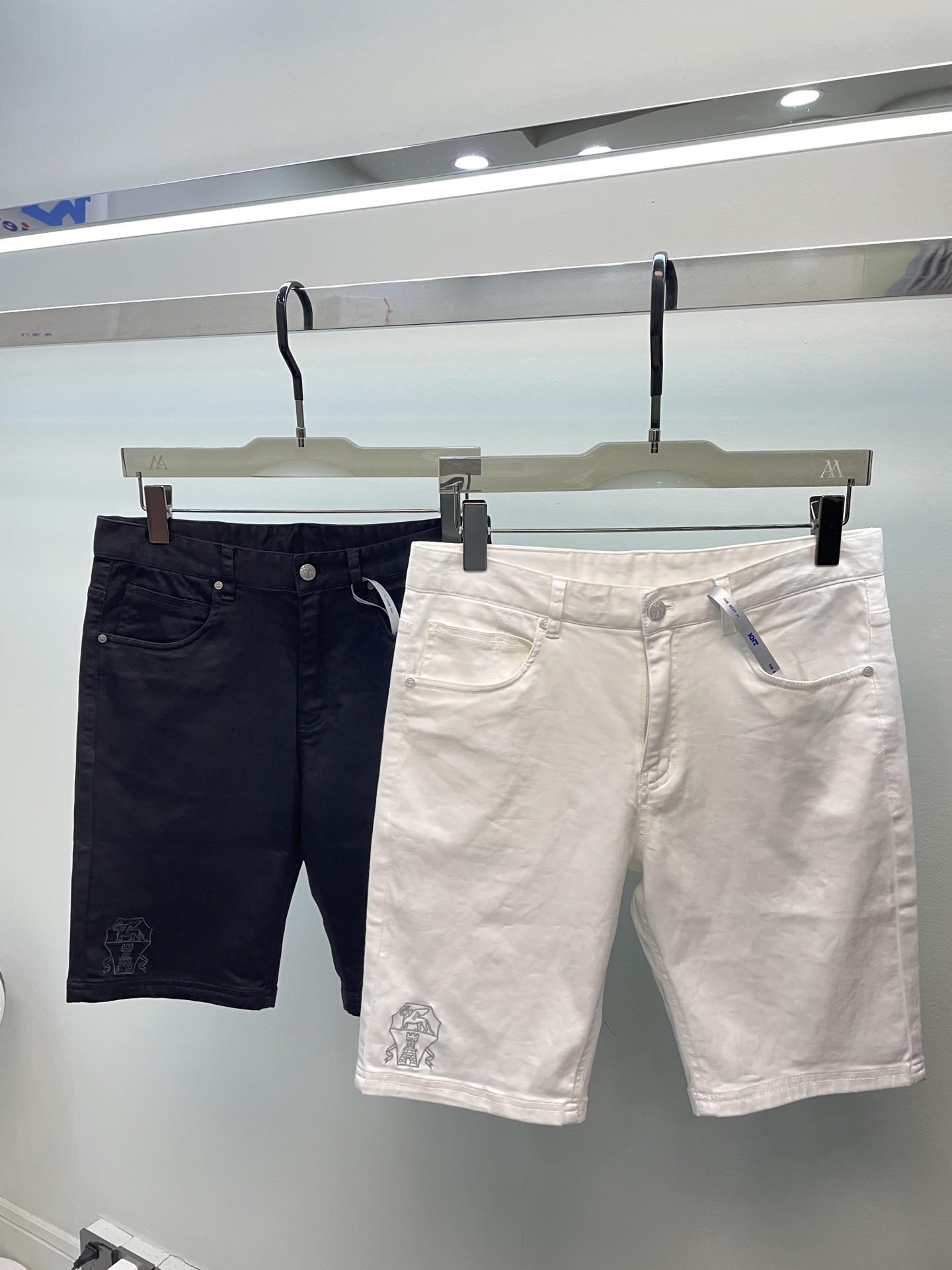 NO:144054,【B.C】Brunelli s new counter style high-end custom new shorts Tensle lycra cotton has a strong feel. Official website must-promote products for every season. Custom denim fabric. The counter is good in design. The style is great. The upper body effect is super good. The counter is hot-selling slim board type. Black and white 2-color denim shorts hardware luxury nameplate. High-end brand logo size. 29-38 with 35 without 37 sizes 021015,, shorts,alexander wang19860909【B.C】布鲁内里 s新品专柜款高级订制新品大爆款短裤 天丝莱卡棉 手感极强官网每季专柜必推产品 订制牛仔面料 专柜走好设计 版型巨好 上身效果超好 专柜热卖slim板型 黑白2色牛仔短裤五金奢华铭牌 高档品牌logo 尺码.29-38有35无37码 021015,,shorts,alexander wang,Men's clothing