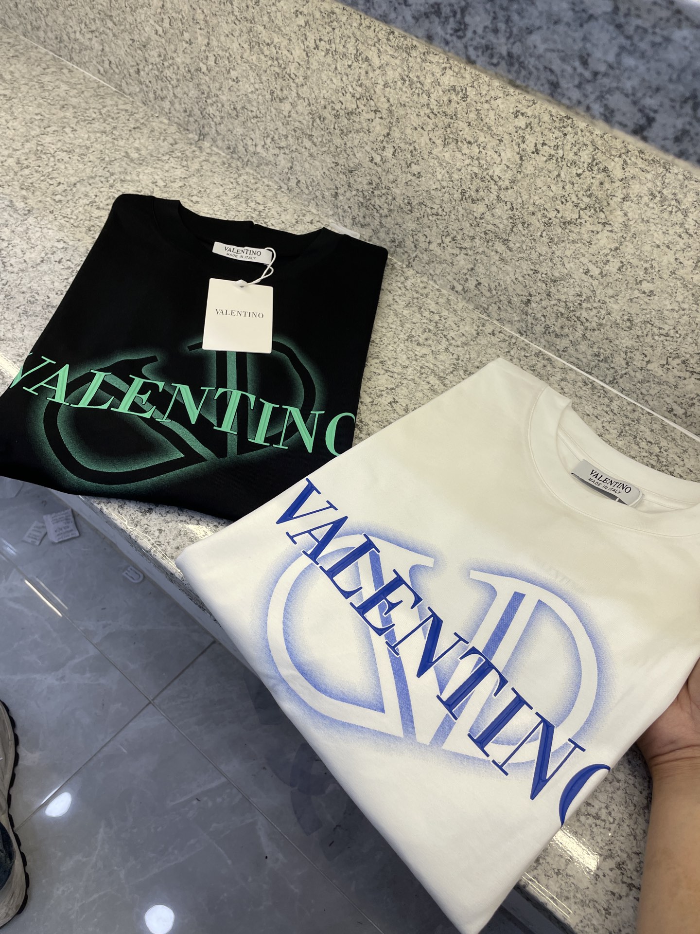 NO:481191,VLTN Valentino 25//ss new spring and summer first launch counter, the latest short-sleeved round neck T-shirt high-end customization, avant-garde and fashionable design!  The brand logo is heavy craftsmanship design, high-end customized European cotton 180g fabric feels soft and comfortable to wear. The counter-level exquisite car line is fine. The upper body effect is invincible and handsome!  A must-have item for handsome men!  S M L XL XXL (equivalent to M-3XL), valentino, T-shirt,tees, t-shirt,alexander wang19860909VLTN华伦天奴25//ss新品春夏首发专柜 最新款短袖圆领T恤高端订制 设计前卫时尚！品牌logo重工艺设计高端定制欧棉180克面料手感柔软.穿着舒适.专柜级别精致车线.做工精细.上身效果无敌帅气！型男必备单品！码数S M L XL XXL(相当于M-3XL),,valentino,T-shirt,tees，t-shirt,alexander wang,Men's clothing