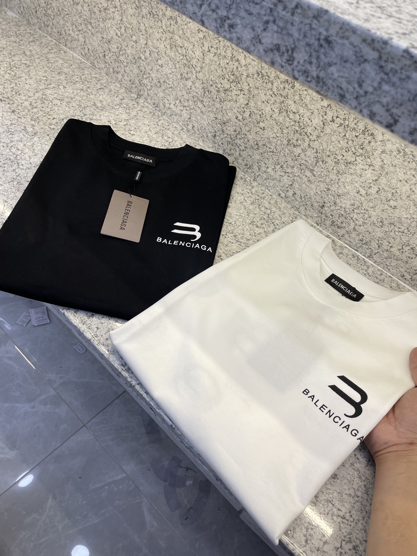 NO:481119,BANEA Balenciaga 25//ss new spring and summer first launch counter, the latest short-sleeved round-neck T-shirt high-end customization, avant-garde and fashionable design!  The brand logo is heavy craftsmanship design, high-end customized European cotton 180g fabric feels soft and comfortable to wear. The counter-level exquisite car line is fine. The upper body effect is invincible and handsome!  A must-have item for handsome men!  S M L XL XXL (equivalent to M-3XL), ,balenciaga, T-shirt,tees, t-shirt,alexander wang19860909BANEA巴黎世家25//ss新品春夏首发专柜 最新款短袖圆领T恤高端订制 设计前卫时尚！品牌logo重工艺设计高端定制欧棉180克面料手感柔软.穿着舒适.专柜级别精致车线.做工精细.上身效果无敌帅气！型男必备单品！码数S M L XL XXL(相当于M-3XL),,balenciaga,T-shirt,tees，t-shirt,alexander wang,Men's clothing