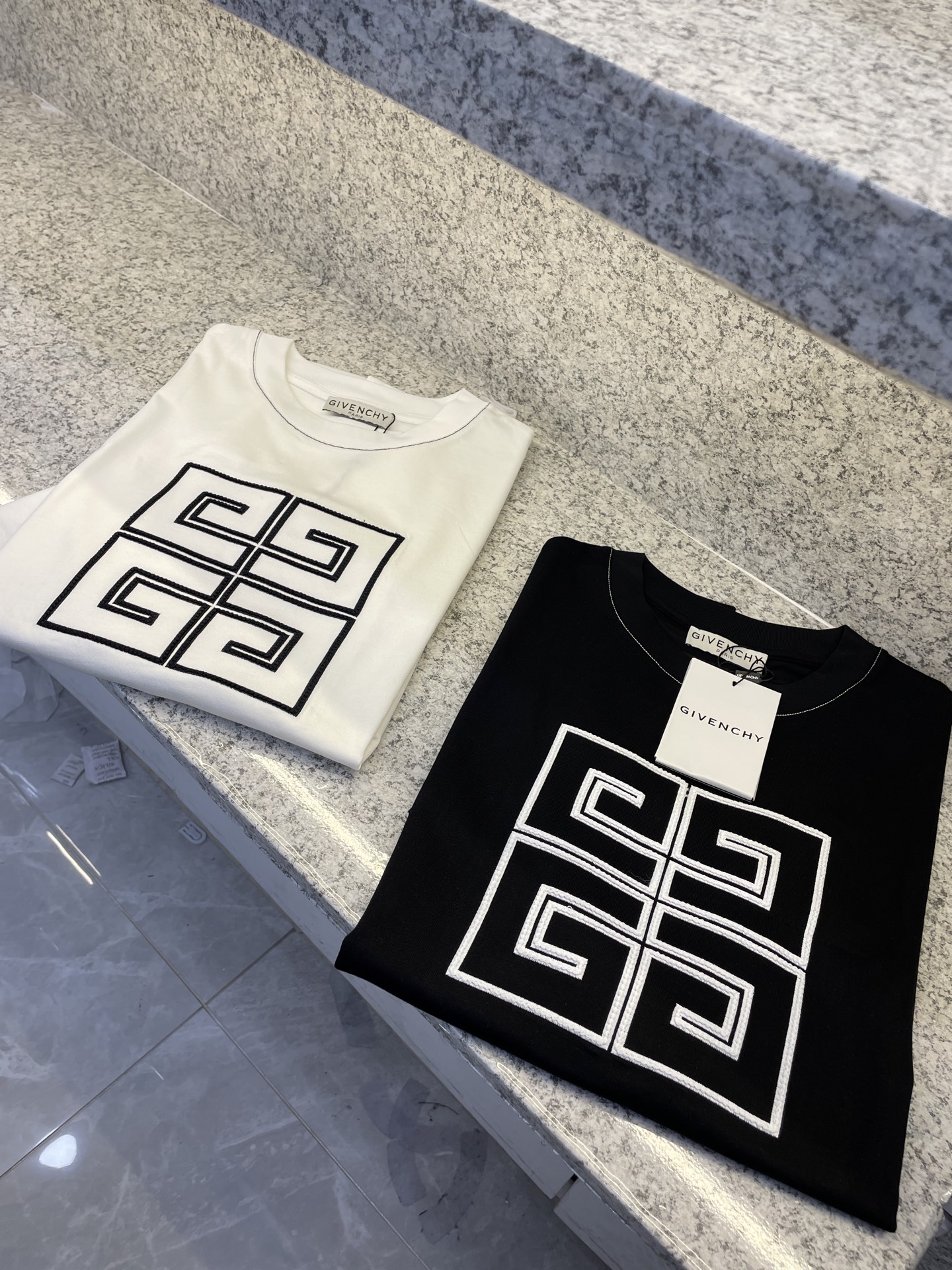 NO:481127,GVC Givenchy 25//ss new spring and summer first-time counter, the latest short-sleeved round-neck T-shirt high-end customization, avant-garde and fashionable design!  The brand logo is heavy craftsmanship design, high-end customized European cotton 180g fabric feels soft and comfortable to wear. The counter-level exquisite car line is fine. The upper body effect is invincible and handsome!  A must-have item for handsome men!  S M L XL XXL (equivalent to M-3XL), given, T-shirt,tees, t-shirt,alexander wang19860909GVC纪梵希25//ss新品春夏首发专柜 最新款短袖圆领T恤高端订制 设计前卫时尚！品牌logo重工艺设计高端定制欧棉180克面料手感柔软.穿着舒适.专柜级别精致车线.做工精细.上身效果无敌帅气！型男必备单品！码数S M L XL XXL(相当于M-3XL),,givenchy,T-shirt,tees，t-shirt,alexander wang,Men's clothing