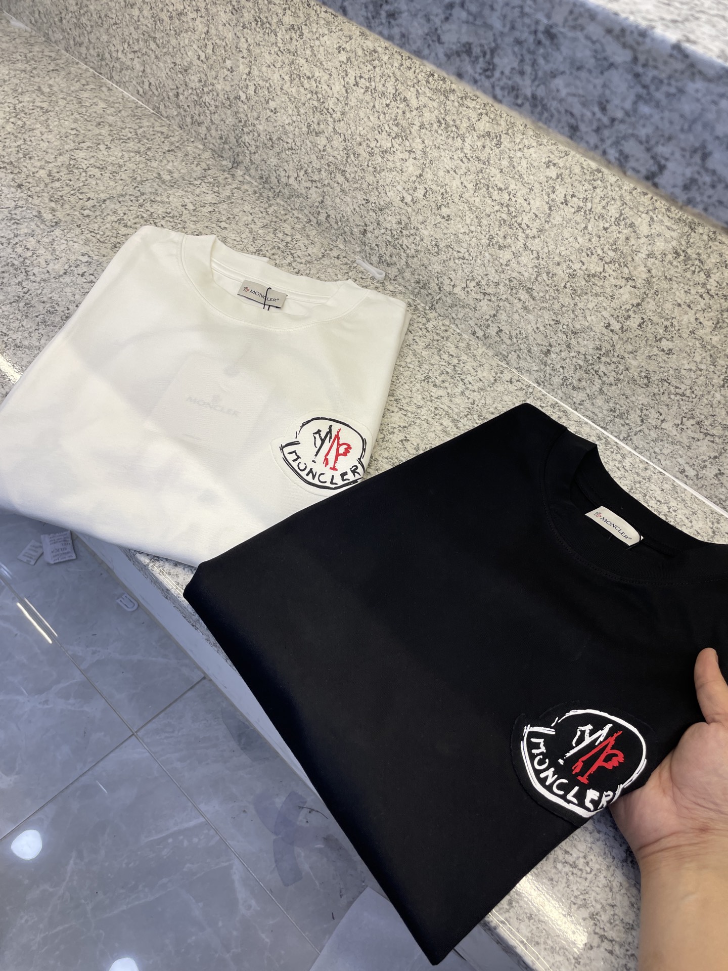 NO:481136,MC Mengkoulai 25//ss new spring and summer first launch counter, the latest short-sleeved round neck T-shirt high-end customization, avant-garde and fashionable design!  The brand logo is heavy craftsmanship design, high-end customized European cotton 180g fabric feels soft and comfortable to wear. The counter-level exquisite car line is fine. The upper body effect is invincible and handsome!  A must-have item for handsome men!  S M L XL XXL (equivalent to M-3XL), T-shirt,tees, t-shirt,alexander wang19860909MC盟扣莱25//ss新品春夏首发专柜 最新款短袖圆领T恤高端订制 设计前卫时尚！品牌logo重工艺设计高端定制欧棉180克面料手感柔软.穿着舒适.专柜级别精致车线.做工精细.上身效果无敌帅气！型男必备单品！码数S M L XL XXL(相当于M-3XL),,T-shirt,tees，t-shirt,alexander wang,Men's clothing