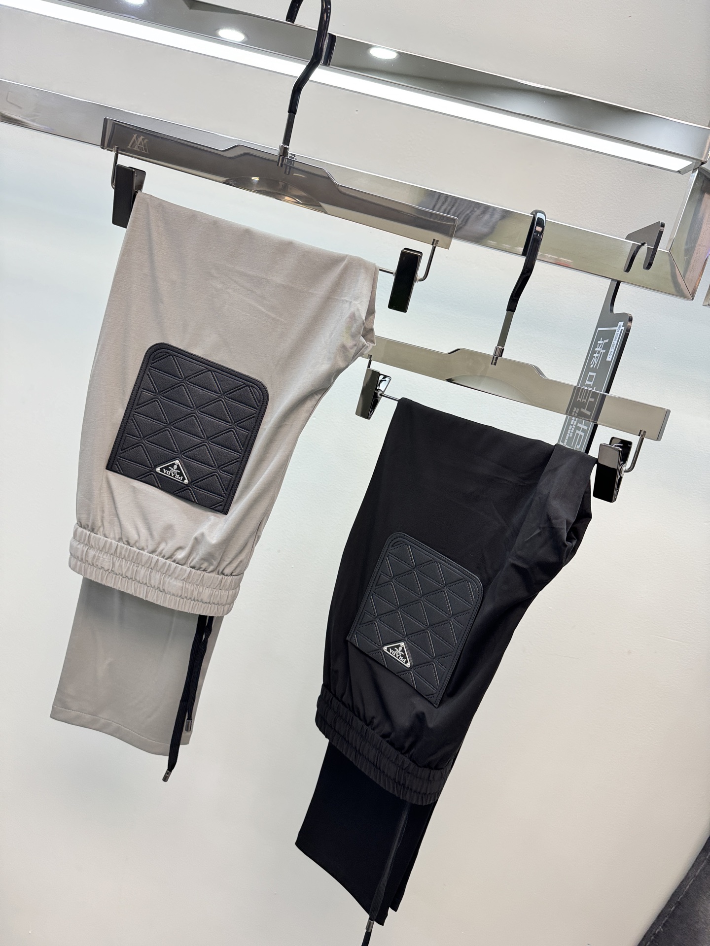 NO:449404,PRAD PRAD offers for purchases, Mulberry silk cold silk casual trousers customized luxury triangle leather pocket fabric ultra-thin cold summer style must-promote style with a bright recognition, elastic elastic waist drawstring design, good shape retention, elastic silk structure makes the trousers elastic and not easy to wrinkle; black apricot color 30.31.32.33.34.35.36.38,,prada,prada,alexander wang19860909PRAD普拉哒拿货优惠 桑蚕冰凉丝休闲卫裤定制奢华三角标皮兜面料超薄冰凉夏款必推爆款辨识度颇为鲜明弹性松紧腰边抽绳设计保型性好弹力丝的构造使裤身弹性恰到好处,并且不易起皱；黑色 杏卡色30.31.32.33.34.35.36.38,,prada,prada,alexander wang,Men's clothing