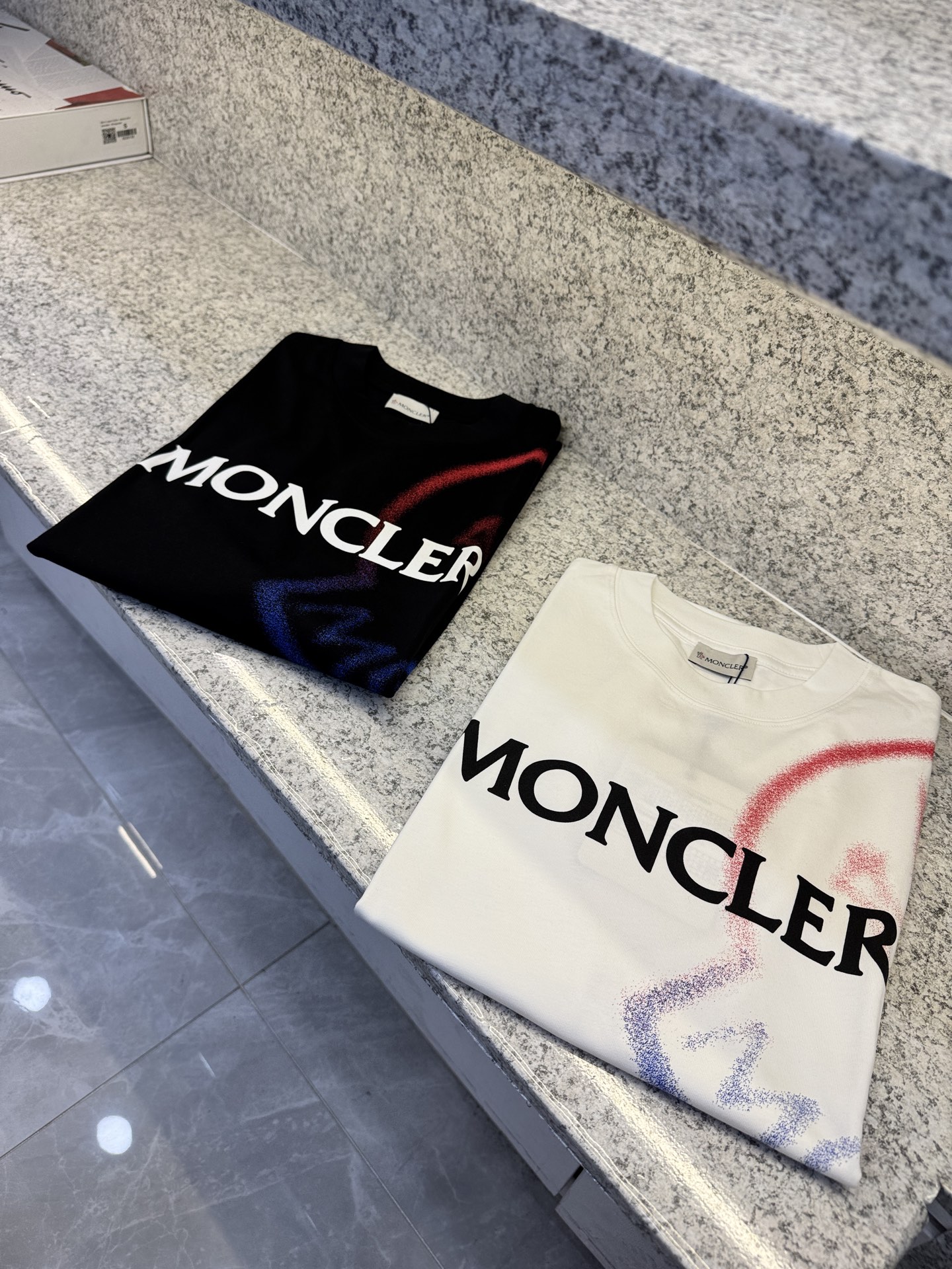 NO:433025,MC Mengkoulai 25//ss new spring and summer first launch counter X latest short-sleeved round neck T-shirt high-end customization, avant-garde and fashionable design!  The brand logo is heavy craftsmanship design, high-end customized European cotton 180g fabric feels soft and comfortable to wear. The counter-level exquisite car line is fine. The upper body effect is invincible and handsome!  A must-have item for handsome men!  S M L XL XXL (equivalent to M-3XL), T-shirt,tees, t-shirt,alexander wang19860909MC盟扣莱25//ss新品春夏首发专柜 X最新款短袖圆领T恤高端订制 设计前卫时尚！品牌logo重工艺设计高端定制欧棉180克面料手感柔软.穿着舒适.专柜级别精致车线.做工精细.上身效果无敌帅气！型男必备单品！码数S M L XL XXL(相当于M-3XL),,T-shirt,tees，t-shirt,alexander wang,Men's clothing