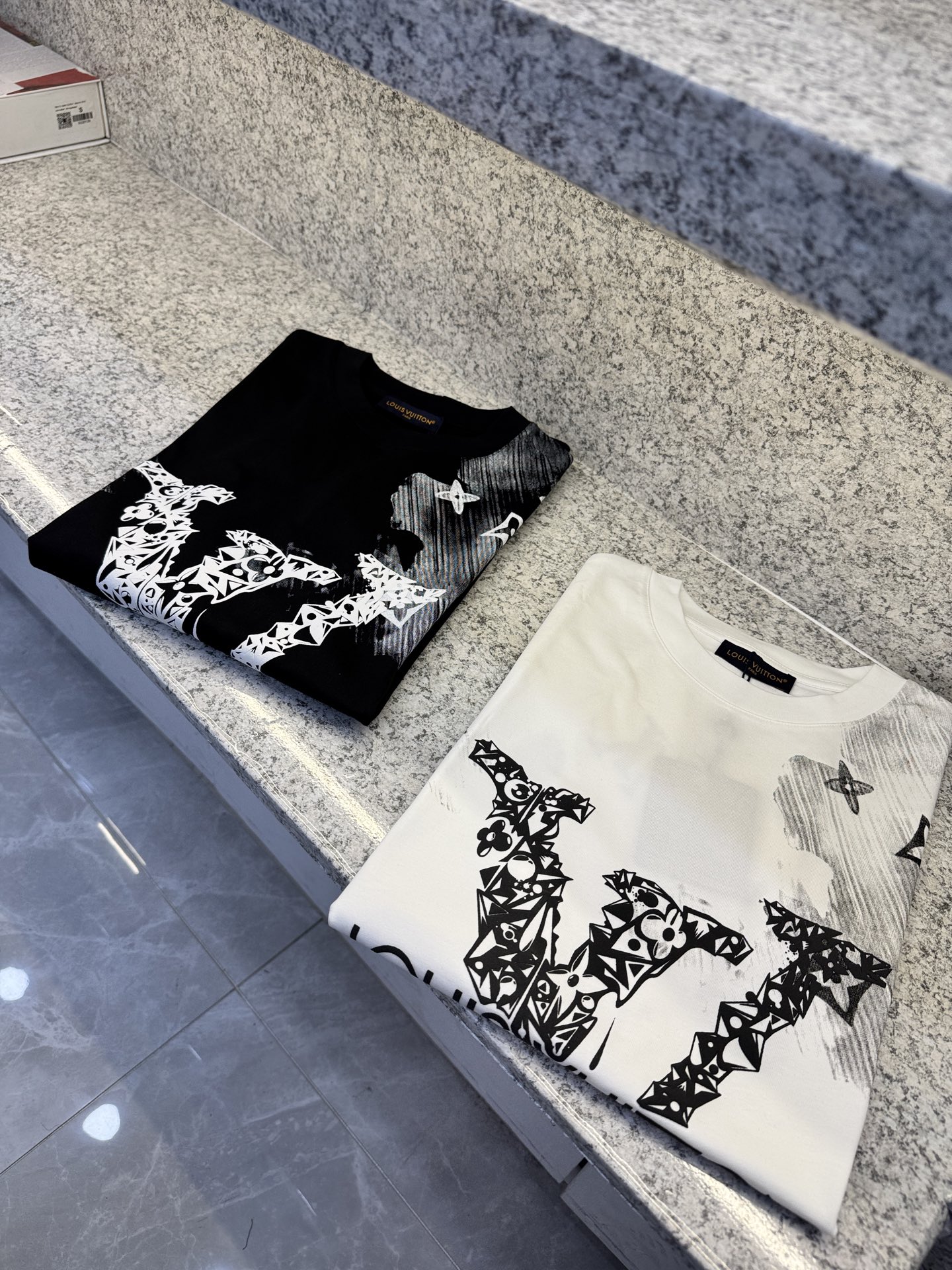 NO:433031,LY Donkey Brand 25//ss new spring and summer first-time counter X latest short-sleeved round neck T-shirt high-end customization, avant-garde and fashionable design!  The brand logo is heavy craftsmanship design, high-end customized European cotton 180g fabric feels soft and comfortable to wear. The counter-level exquisite car line is fine. The upper body effect is invincible and handsome!  A must-have item for handsome men!  S M L XL XXL (equivalent to M-3XL), louis vuitton, T-shirt,tees, t-shirt,alexander wang19860909LY驴牌25//ss新品春夏首发专柜 X最新款短袖圆领T恤高端订制 设计前卫时尚！品牌logo重工艺设计高端定制欧棉180克面料手感柔软.穿着舒适.专柜级别精致车线.做工精细.上身效果无敌帅气！型男必备单品！码数S M L XL XXL(相当于M-3XL),,louis vuitton,T-shirt,tees，t-shirt,alexander wang,Men's clothing