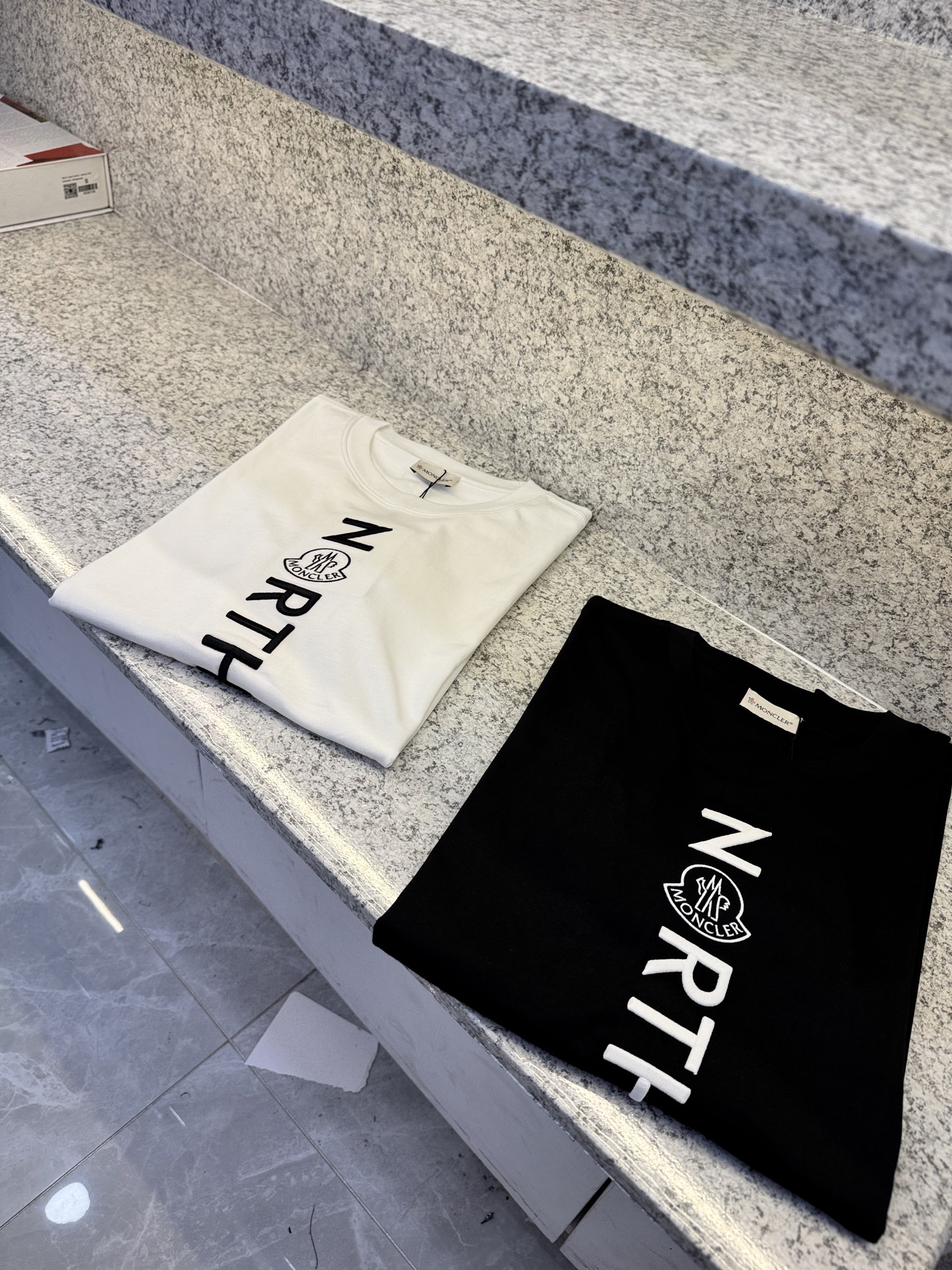 NO:453803,.MC Mengkoulai 25//ss T1 new product first-time spring and summer counter, perfect appearance, the latest short-sleeved round neck T-shirt high-end customization, avant-garde and fashionable design!  Brand logo heavy craftsmanship design high-end custom long velvet European cotton 180g fabric feels soft and comfortable to wear. The counter-level exquisite car line is fine. The upper body effect is invincible and handsome!  A must-have item for handsome men!  Code number M-3XL, T-shirt,tees,t-shirt,alexander wang19860909.MC盟扣莱25//ss T1新品春夏首发专柜 品相完美 最新款短袖圆领T恤高端订制 设计前卫时尚！品牌logo重工艺设计高端定制长绒欧棉180克面料手感柔软.穿着舒适.专柜级别精致车线.做工精细.上身效果无敌帅气！型男必备单品！码数M-3XL,,T-shirt,tees，t-shirt,alexander wang,Men's clothing