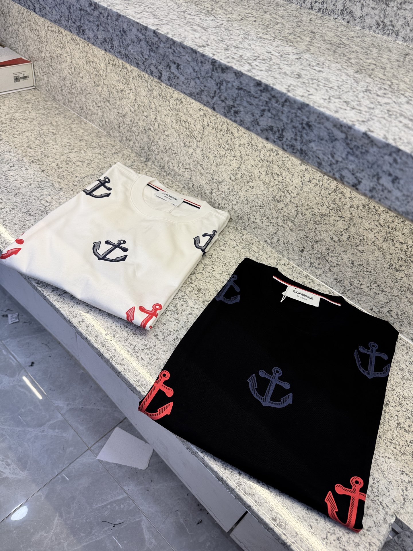 NO:453798,.T.B Sam Bruni 25//ss T1 new product first spring and summer launch counter, perfect appearance, the latest short-sleeved round neck T-shirt high-end customization, avant-garde and fashionable design!  Brand logo heavy craftsmanship design high-end custom long velvet European cotton 180g fabric feels soft and comfortable to wear. The counter-level exquisite car line is fine. The upper body effect is invincible and handsome!  A must-have item for handsome men!  Code number M-3XL, T-shirt,tees,t-shirt,alexander wang19860909.T.B桑姆布鲁尼25//ss T1新品春夏首发专柜 品相完美 最新款短袖圆领T恤高端订制 设计前卫时尚！品牌logo重工艺设计高端定制长绒欧棉180克面料手感柔软.穿着舒适.专柜级别精致车线.做工精细.上身效果无敌帅气！型男必备单品！码数M-3XL,,T-shirt,tees，t-shirt,alexander wang,Men's clothing