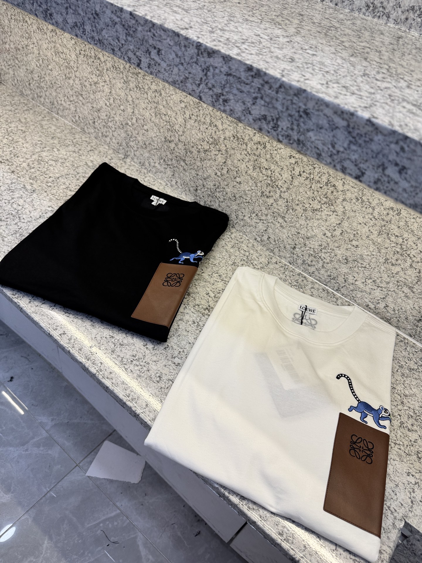 NO:453793,.LOEWE Luo Yiwei 25//ss T1 new product first launch counter in spring and summer, perfect appearance, the latest short-sleeved round-neck T-shirt high-end customization, avant-garde and fashionable design!  Brand logo heavy craftsmanship design high-end custom long velvet European cotton 180g fabric feels soft and comfortable to wear. The counter-level exquisite car line is fine. The upper body effect is invincible and handsome!  A must-have item for handsome men!  Code number M-3XL, loewe, loewe, T-shirt,tees, t-shirt,alexander wang19860909.LOEWE罗意崴25//ss T1新品春夏首发专柜 品相完美 最新款短袖圆领T恤高端订制 设计前卫时尚！品牌logo重工艺设计高端定制长绒欧棉180克面料手感柔软.穿着舒适.专柜级别精致车线.做工精细.上身效果无敌帅气！型男必备单品！码数M-3XL,,loewe,loewe,T-shirt,tees，t-shirt,alexander wang,Men's clothing