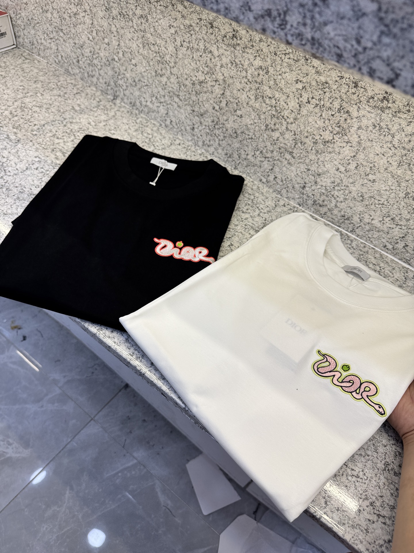 NO:486199,.CD Di'ao 25//ss main New product spring and summer first launch counter, perfect appearance, the latest short-sleeved round neck T-shirt high-end customization, avant-garde and fashionable design!  Brand logo heavy craftsmanship design high-end custom long velvet European cotton 180g fabric feels soft and comfortable to wear. The counter-level exquisite car line is fine. The upper body effect is invincible and handsome!  A must-have item for handsome men!  Code number M-3XL, T-shirt,tees,t-shirt,alexander wang19860909.CD迪澳25//ss 主 新品春夏首发专柜 品相完美 最新款短袖圆领T恤高端订制 设计前卫时尚！品牌logo重工艺设计高端定制长绒欧棉180克面料手感柔软.穿着舒适.专柜级别精致车线.做工精细.上身效果无敌帅气！型男必备单品！码数M-3XL,,T-shirt,tees，t-shirt,alexander wang,Men's clothing