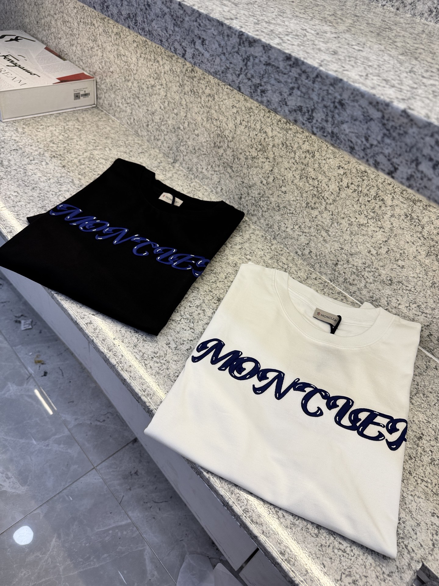 NO:486182,.MC Mengkoulai 25//ss main New product spring and summer first launch counter, perfect appearance, the latest short-sleeved round neck T-shirt high-end customization, avant-garde and fashionable design!  Brand logo heavy craftsmanship design high-end custom long velvet European cotton 180g fabric feels soft and comfortable to wear. The counter-level exquisite car line is fine. The upper body effect is invincible and handsome!  A must-have item for handsome men!  Code number M-3XL, T-shirt,tees,t-shirt,alexander wang19860909.MC盟扣莱25//ss 主 新品春夏首发专柜 品相完美 最新款短袖圆领T恤高端订制 设计前卫时尚！品牌logo重工艺设计高端定制长绒欧棉180克面料手感柔软.穿着舒适.专柜级别精致车线.做工精细.上身效果无敌帅气！型男必备单品！码数M-3XL,,T-shirt,tees，t-shirt,alexander wang,Men's clothing