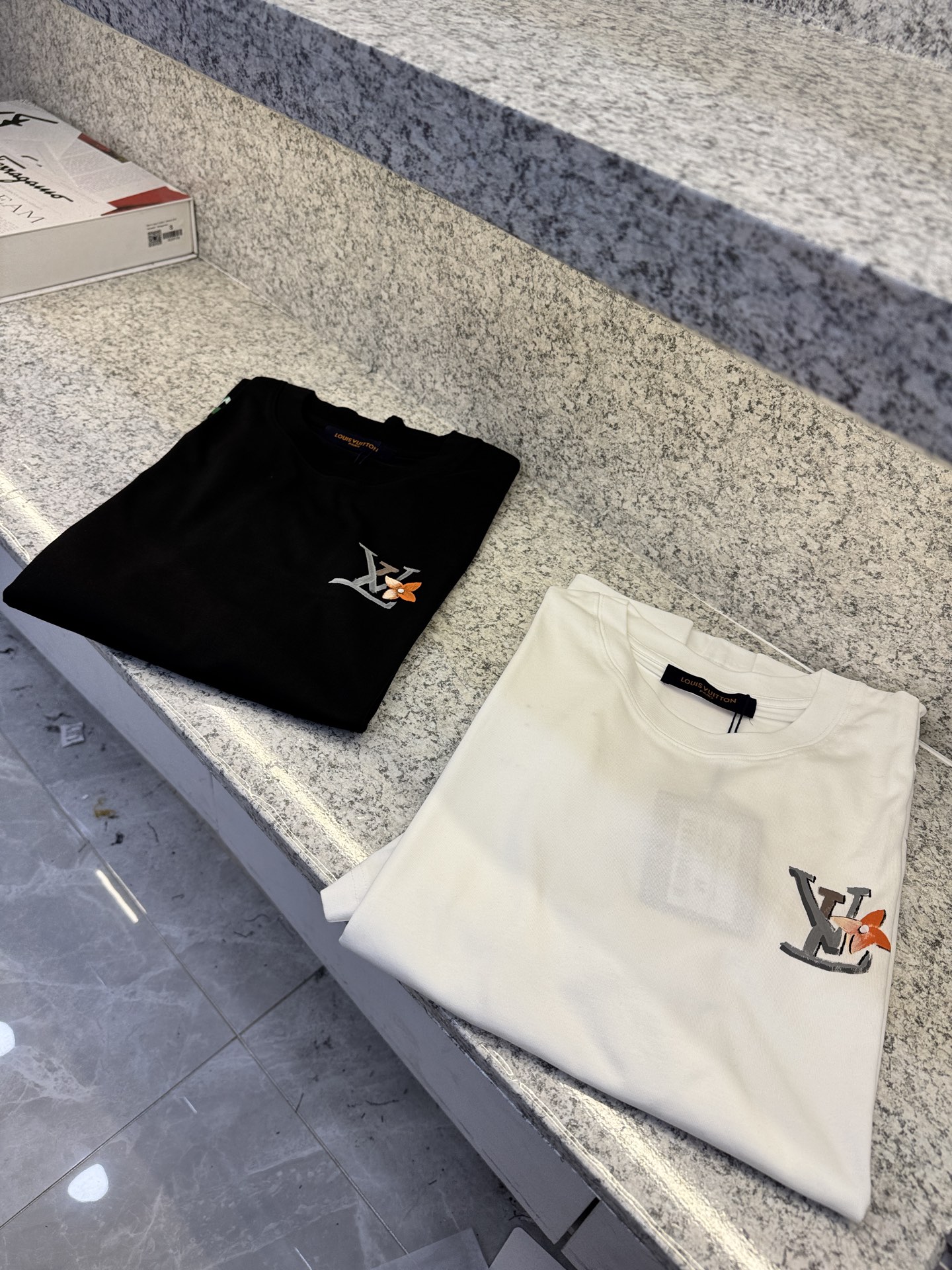 NO:486218,.LY Donkey Brand 25//ss main New product spring and summer first launch counter, perfect appearance, the latest short-sleeved round neck T-shirt high-end customization, avant-garde and fashionable design!  Brand logo heavy craftsmanship design high-end custom long velvet European cotton 180g fabric feels soft and comfortable to wear. The counter-level exquisite car line is fine. The upper body effect is invincible and handsome!  A must-have item for handsome men!  Code number M-3XL, louis vuitton, T-shirt,tees, t-shirt,alexander wang19860909.LY驴牌25//ss 主 新品春夏首发专柜 品相完美 最新款短袖圆领T恤高端订制 设计前卫时尚！品牌logo重工艺设计高端定制长绒欧棉180克面料手感柔软.穿着舒适.专柜级别精致车线.做工精细.上身效果无敌帅气！型男必备单品！码数M-3XL,,louis vuitton,T-shirt,tees，t-shirt,alexander wang,Men's clothing