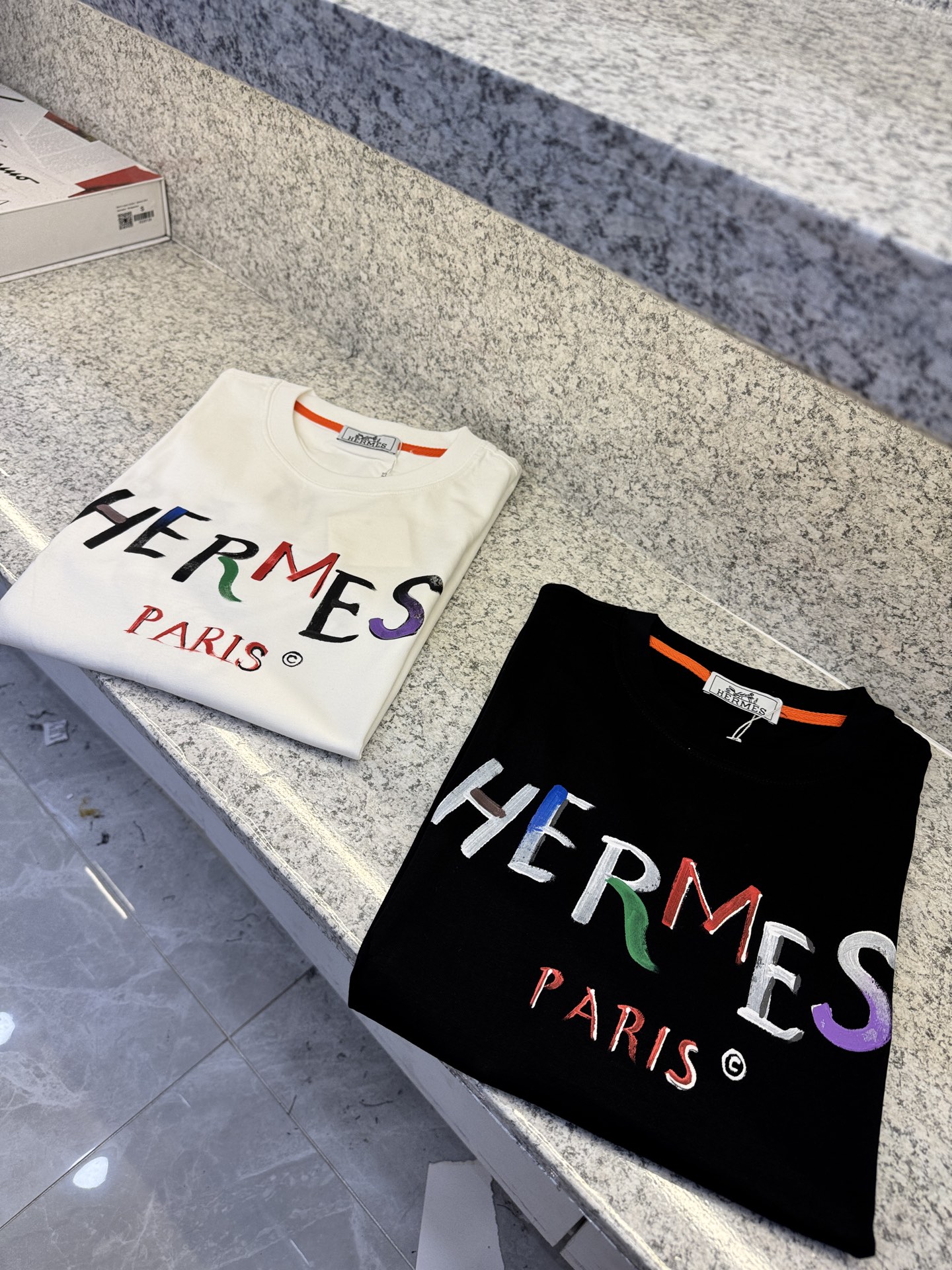 NO:486208,.HIREMS Hermas 25//ss main New spring and summer first-time counter, perfect appearance, the latest short-sleeved round neck T-shirt high-end customization, avant-garde and fashionable design!  Brand logo heavy craftsmanship design high-end custom long velvet European cotton 180g fabric feels soft and comfortable to wear. The counter-level exquisite car line is fine. The upper body effect is invincible and handsome!  A must-have item for handsome men!  Code number M-3XL, hermes, T-shirt,tees, t-shirt,alexander wang19860909.HIREMS爱玛仕25//ss 主 新品春夏首发专柜 品相完美 最新款短袖圆领T恤高端订制 设计前卫时尚！品牌logo重工艺设计高端定制长绒欧棉180克面料手感柔软.穿着舒适.专柜级别精致车线.做工精细.上身效果无敌帅气！型男必备单品！码数M-3XL,,hermes,T-shirt,tees，t-shirt,alexander wang,Men's clothing