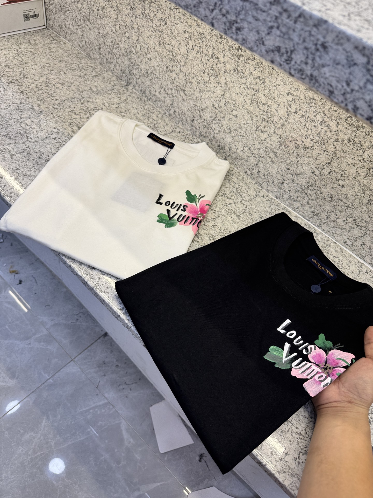 NO:486212,.LY Donkey Brand 25//ss main New product spring and summer first launch counter, perfect appearance, the latest short-sleeved round neck T-shirt high-end customization, avant-garde and fashionable design!  Brand logo heavy craftsmanship design high-end custom long velvet European cotton 180g fabric feels soft and comfortable to wear. The counter-level exquisite car line is fine. The upper body effect is invincible and handsome!  A must-have item for handsome men!  Code number M-3XL, louis vuitton, T-shirt,tees, t-shirt,alexander wang19860909.LY驴牌25//ss 主 新品春夏首发专柜 品相完美 最新款短袖圆领T恤高端订制 设计前卫时尚！品牌logo重工艺设计高端定制长绒欧棉180克面料手感柔软.穿着舒适.专柜级别精致车线.做工精细.上身效果无敌帅气！型男必备单品！码数M-3XL,,louis vuitton,T-shirt,tees，t-shirt,alexander wang,Men's clothing