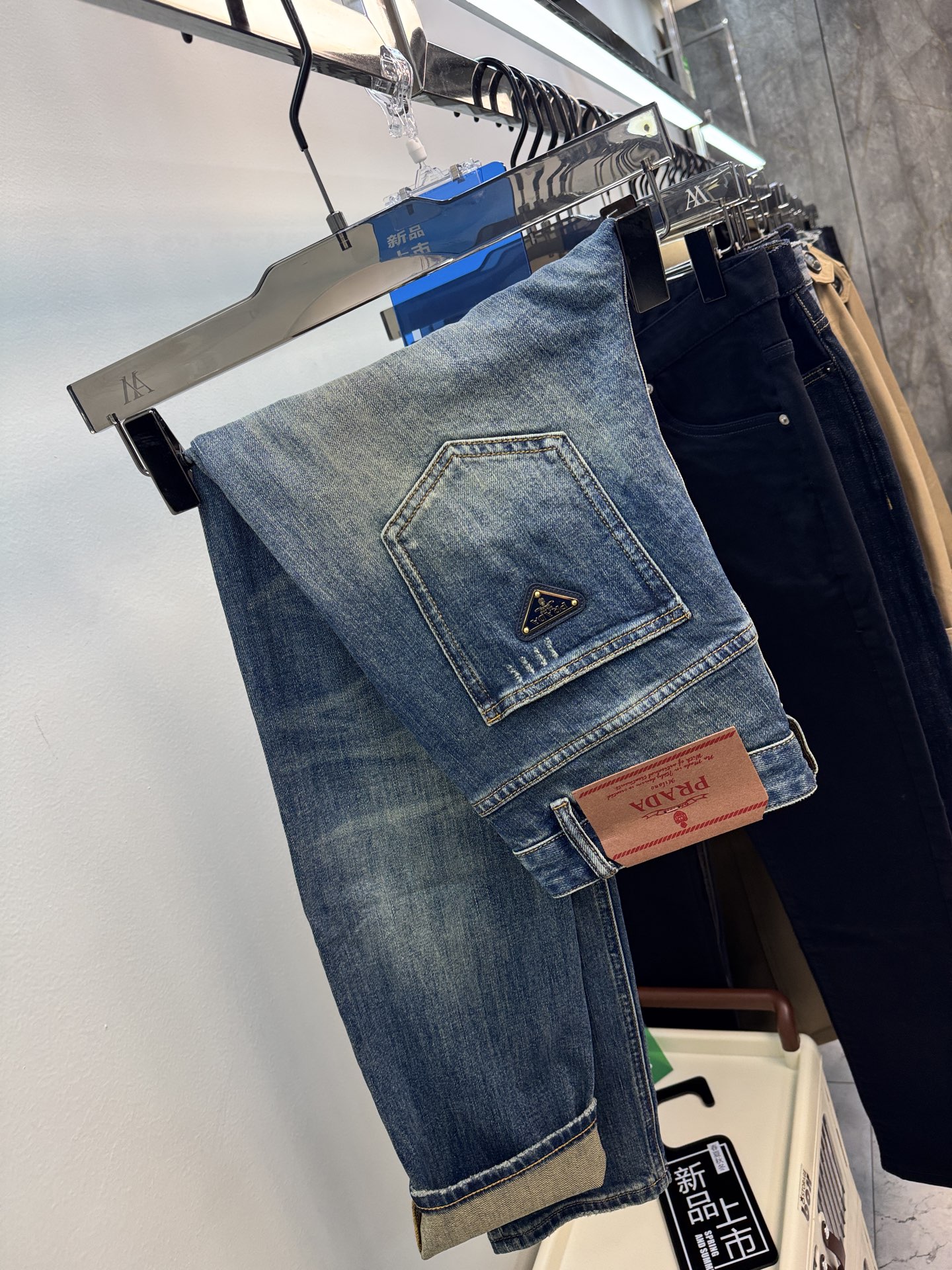 NO:518979,PRAD Prada ss25G home counter limited edition ancient gold triangle autumn and winter jeans soft and skin-friendly fabric Luxurious head layer cowhide waist brand Classic blue washing counter limited edition luxury customized fabric Craft + washing foreign trade quality details are fully processed This color absolutely loves counter autumn and winter hot sale pre-sale and sold out the whole style single color versatile big cow flavor Elastic slim-fit small straight-leg pants Size. 29-38 35 without 37 sizes, prada, prada, gucci, jeans, cowhide, alexander wang19860909PRAD普拉哒ss25G家专柜限量古金系三角标秋冬牛仔裤柔软亲肤面料 奢华头层牛皮腰牌 经典蓝洗水 专柜限量款 奢华感订制面料 工艺+洗水外贸品质感细节处理满满到位 这颜色绝对爱了爱了专柜秋冬热卖预售即售完款爆单款色系百搭大牛味 弹力修身小直筒裤型 尺码.29-38有35无37码,,prada,prada,gucci,jeans,cowhide,alexander wang,Men's clothing