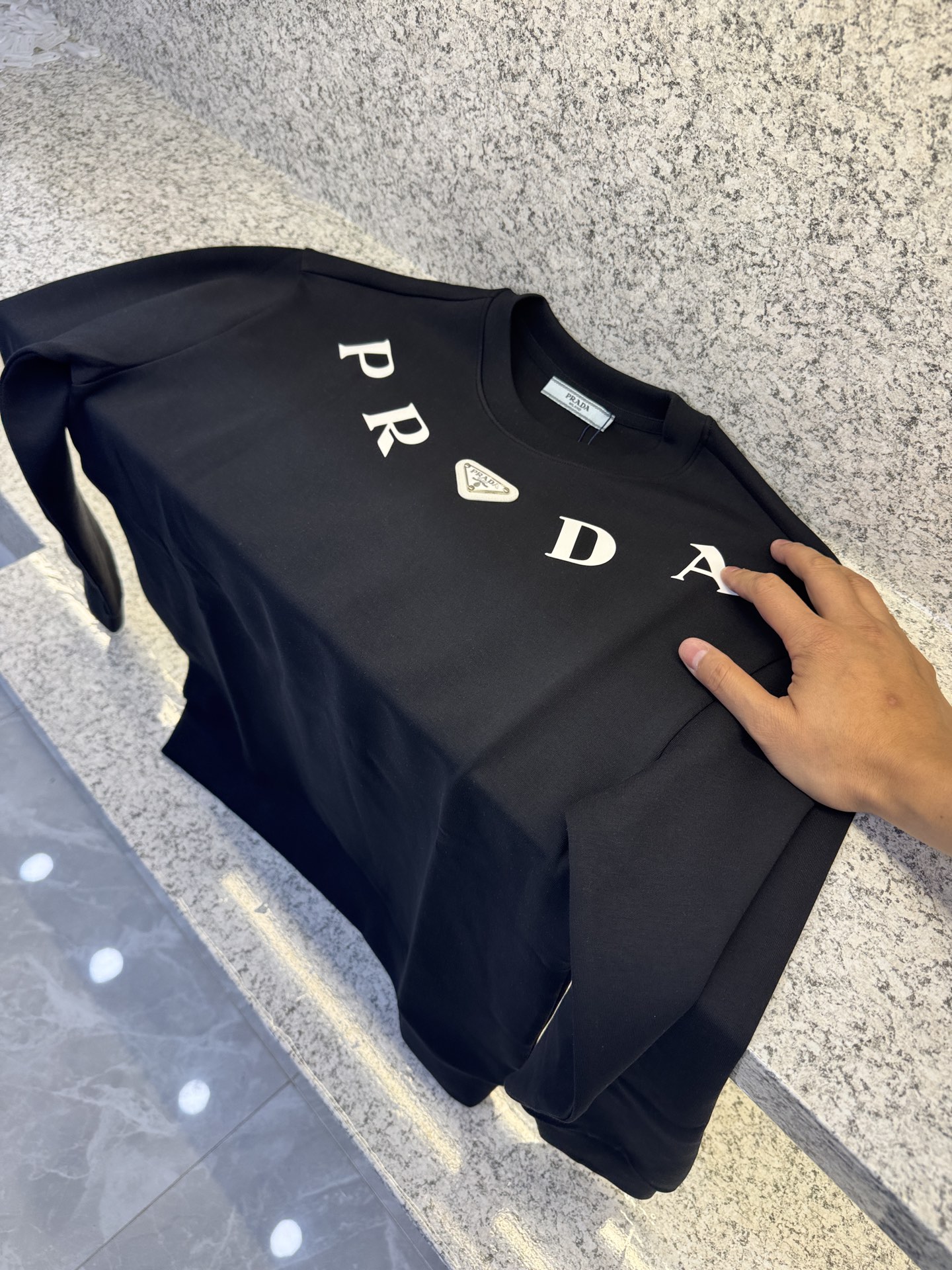 NO:519047,PRAD PRAD autumn and winter men's clothing counter official website new air layer cotton. The hot fabric is super good and popular. The essential wool cloth for autumn and winter. The front of the men's round neck sweatshirt is decorated with classic icon embroidery elements. It is made of 380 grams of pure cotton sweatshirt fabric. It is soft and sluggish, comfortable and breathable, clear texture, and a natural cotton feel. It is highly recommended!  Size...M~3XL, prada, prada, hoodie, sweatshirts, alexander wang19860909PRAD普拉哒秋冬男装专柜官网新品空气层棉 爆款面料超好人气推荐秋冬必备卫布男士圆领卫衣正面饰有经典图标刺绣元素设计诠释品牌精髓,采用380克重纯棉卫衣面料制成,柔软垂顺,舒适透气、纹理清晰、棉感自然,强烈推荐！尺码...M～3XL,,prada,prada,hoodie,sweatshirts,alexander wang,Men's clothing