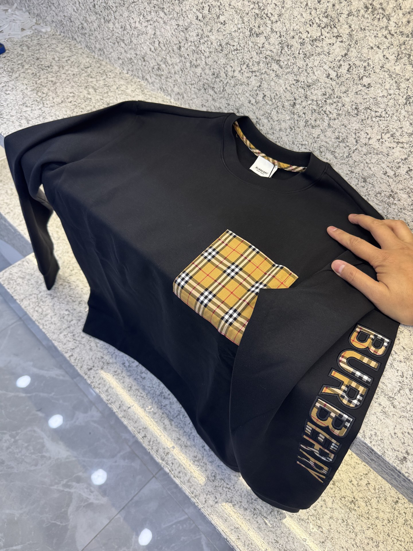 NO:519049,BBR Borgli Autumn and Winter Men's Clothing Counter Official Website New Air-layer Cotton Fabrics Super Popular Recommended Autumn and Winter Must-have wool cloth Men's round-neck sweatshirt with classic icon embroidery elements on the front design interprets the essence of the brand. It is made of 380 grams of pure cotton sweatshirt fabric, soft and smooth, comfortable and breathable, clear texture, and natural cotton. It is highly recommended!  Size...M~3XL, hoodie,sweatshirts,alexander wang19860909BBR博格丽秋冬男装专柜官网新品空气层棉 爆款面料超好人气推荐秋冬必备卫布男士圆领卫衣正面饰有经典图标刺绣元素设计诠释品牌精髓,采用380克重纯棉卫衣面料制成,柔软垂顺,舒适透气、纹理清晰、棉感自然,强烈推荐！尺码...M～3XL,,hoodie,sweatshirts,alexander wang,Men's clothing