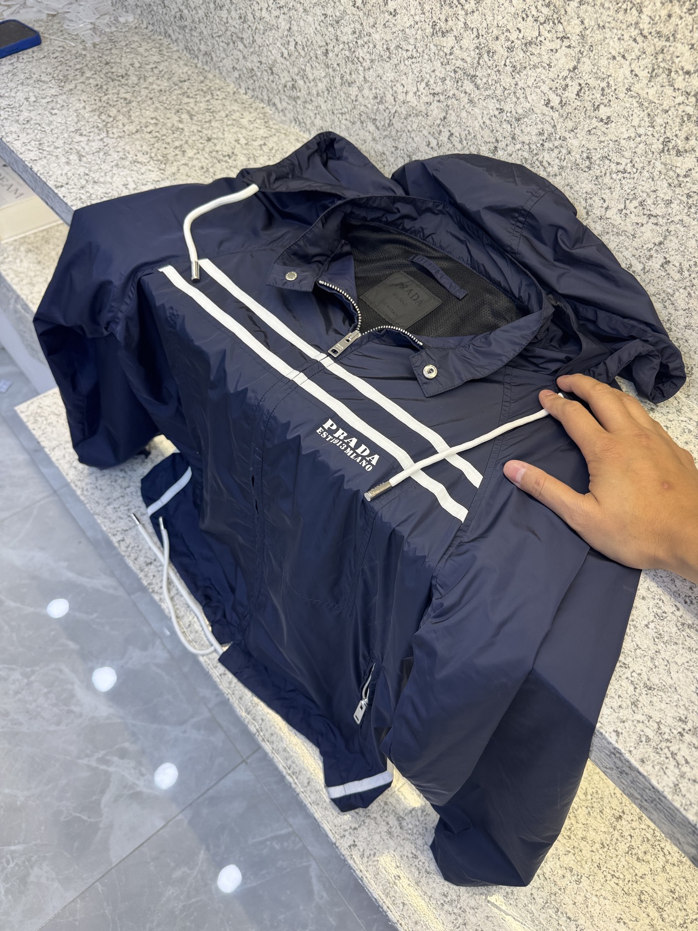 NO:571367,Price adjustment PRA... The same style for men and women in autumn and winter 25 new styles are on the market. Renewable nylon fabrics and thin detachable hooded jackets imported from Italy are available at counters. The European counters are synchronized, and the upper body is more casual and generous. The original hardware of the counter is a new luxury and high-end customized accessory!  Luxury brand characteristics logo The latest model is launched in the counter, the highest quality shipments in the market, original accessories, the ultimate luxury!  Soft and comfortable. The upper body is very handsome!  Suitable for any scene in spring and autumn. Blue size 48-56 (175 125 pounds 48), prada, jackets & coats, hats, alexander wang19860909调价 PRA……男女同款 25秋冬季新款上市意大利进口专柜可再生尼龙面料 薄款可拆卸帽外套.欧洲专柜同步,上身更随意大方,专柜原版五金奢华高档定制配饰新作！奢华品牌特质logo 专柜最新款上市,市场最高品质出货、原版辅料,奢华极致！柔软舒适.上身爆帅！春秋季节适合任意场景 蓝色 尺码48-56（175 125斤48）,,prada,jackets & coats,hats,alexander wang,Men's clothing