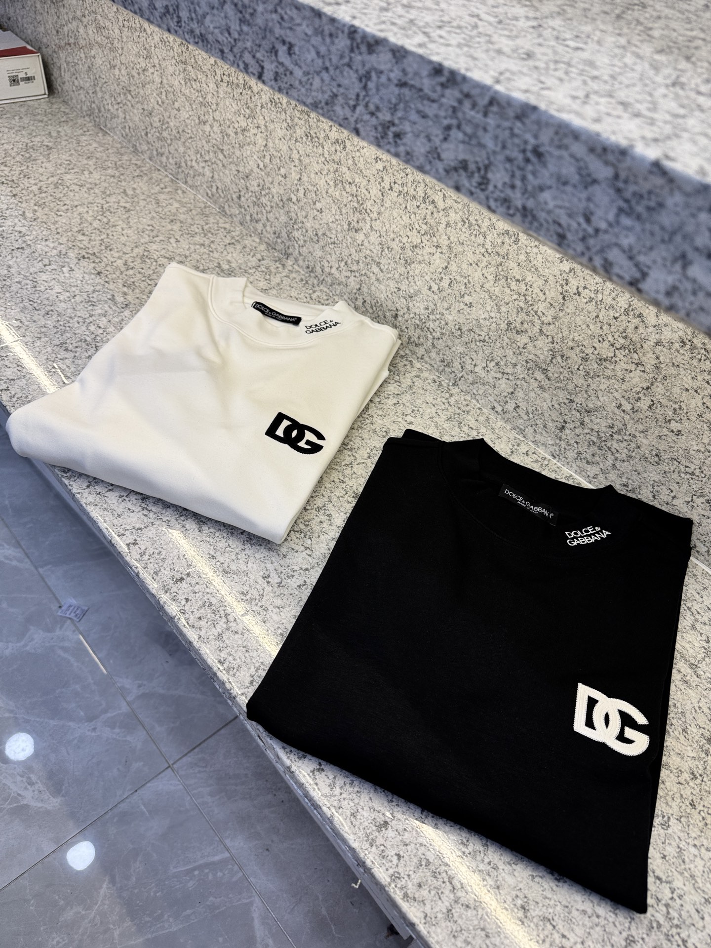 NO:546856,DG Dolce & Gabbana 25s autumn and winter new products arrive with half high neck long velvet sleeve design thick bottom thin velvet, seasonal cost-effective hot selling models, close-fitting and skin-friendly soft and smooth. The top quality of the new element counter official website hot-promotion products show the super high recognition, simple and elegant without losing the style and versatile style!  Heavy double strand long velvet cotton sweatshirt design short sleeve size S-2XL normal code S code equivalent to regular M code, Dolce & Gabbana, hoodie, sweatshirts, T-shirt, alexander wang19860909DG杜嘉班纳25s秋冬新品到货半高领长绒袖设计厚款底拉薄薄绒 季节性价比热卖款 贴身亲肤软滑 新元素专柜官网热推产品顶级品质彰显超高辨识简洁大方而又不失格调百搭款！重双股长绒棉卫衣设计短袖 尺码S-2XL正常码s码相当于常规M码,,Dolce&Gabbana,hoodie,sweatshirts,T-shirt,alexander wang,Men's clothing