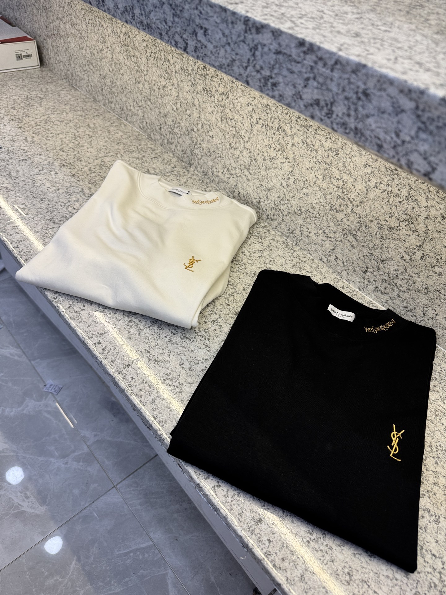 NO:546800,YSL Saint Laurent 25s autumn and winter new products arrive with half-high neck long velvet sleeve design thick bottom and thin velvet. Seasonal cost-effective hot-selling models, close-fitting and skin-friendly soft and smooth. The top quality of the new element counter official website hot-promotion products show the super high recognition, simple and elegant without losing the style and versatile style!  Heavy double strand long velvet cotton sweatshirt design short sleeve size S-2XL normal code S code equivalent to regular M code, saint laurent, saint laurent, hoodie, sweatshirts, T-shirt, alexander wang19860909YSL圣罗兰25s秋冬新品到货半高领长绒袖设计厚款底拉薄薄绒 季节性价比热卖款 贴身亲肤软滑 新元素专柜官网热推产品顶级品质彰显超高辨识简洁大方而又不失格调百搭款！重双股长绒棉卫衣设计短袖 尺码S-2XL正常码s码相当于常规M码,,saint laurent,saint laurent,hoodie,sweatshirts,T-shirt,alexander wang,Men's clothing