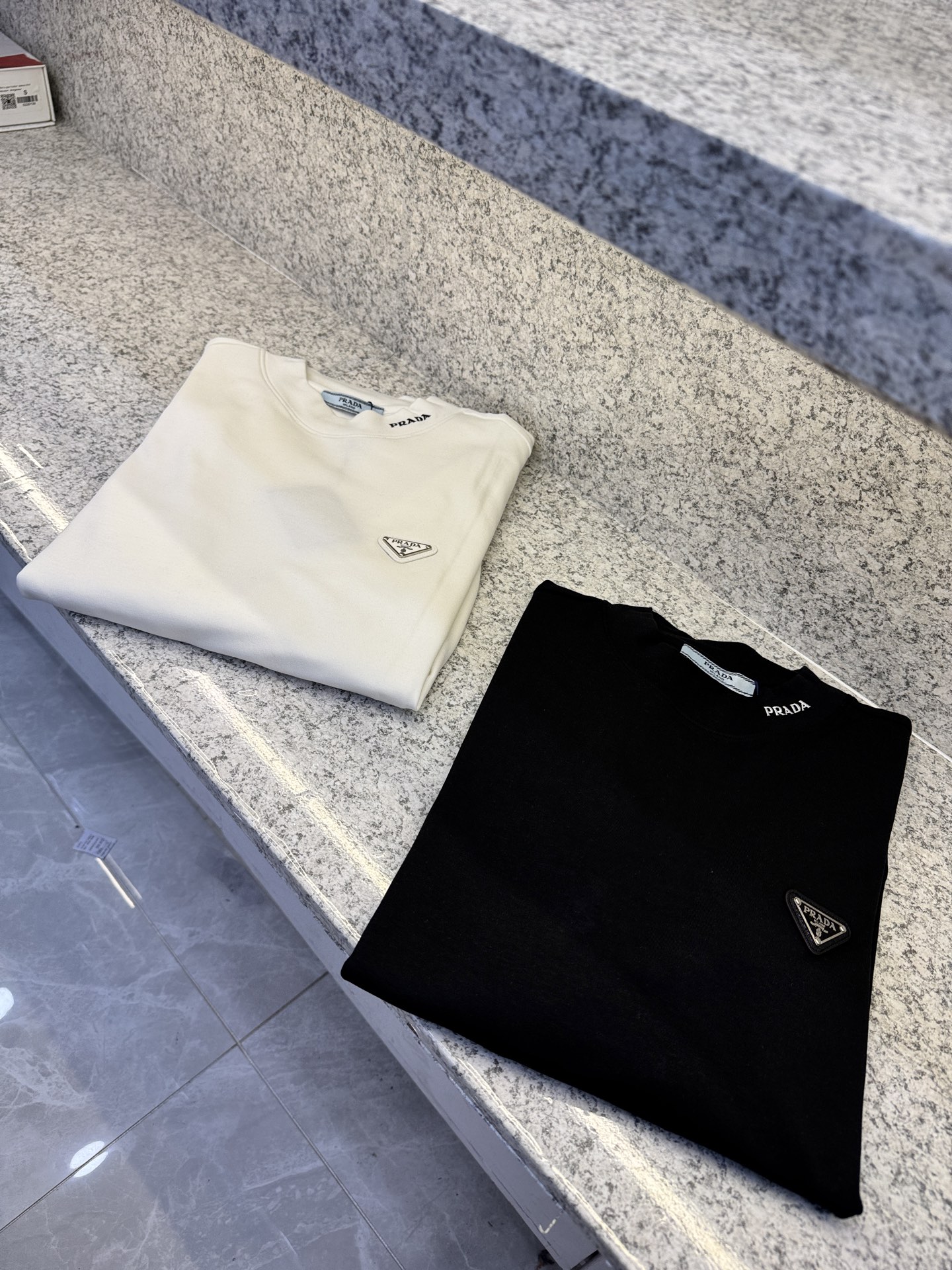 NO:546824,PRAD 25s autumn and winter new products arrive with half-high neck long velvet sleeves, thick bottom and thin velvet, seasonal cost-effective, close-fitting and soft and smooth, new element counter official website hot-promotion products with top quality, super high recognition, simple and elegant, yet versatile!  Heavy double strand long velvet cotton sweatshirt design short sleeve size S-2XL normal code S code equivalent to regular M code, prada, prada, hoodie, sweatshirts, T-shirt, alexander wang19860909PRAD普拉哒25s秋冬新品到货半高领长绒袖设计厚款底拉薄薄绒 季节性价比热卖款 贴身亲肤软滑 新元素专柜官网热推产品顶级品质彰显超高辨识简洁大方而又不失格调百搭款！重双股长绒棉卫衣设计短袖 尺码S-2XL正常码s码相当于常规M码,,prada,prada,hoodie,sweatshirts,T-shirt,alexander wang,Men's clothing