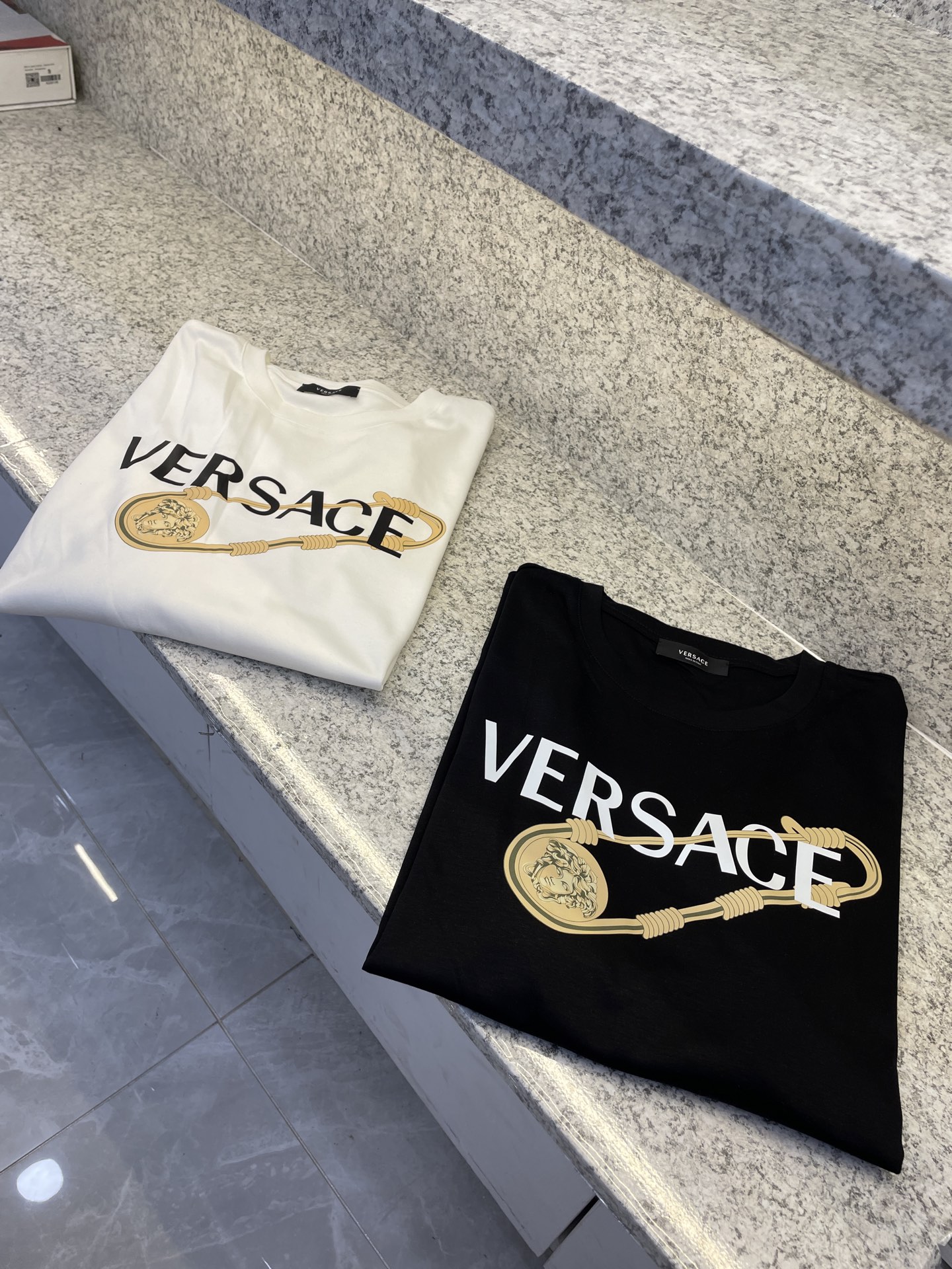 NO:546838,VIERS Vasa 25//ss exclusively for the new style of the original single men's casual long-sleeved high-luxury custom fabric Xinjiang long-sleeved cotton soft and comfortable high-version fashionable and versatile imported fabrics with super soft and delicate touch, comfortable skin-friendly and comfortable high-end quality OEM factory made the upper body very good. Men's must-have items. Number of 48-56/M-3XL, versace, alexander wang19860909VIERS瓦萨25//ss秋冬独家专供新款原单男士休闲长袖高奢订制面料新疆长绒棉 绵柔笔挺舒适 高版本 时尚百搭爆款进口面料 手感超柔软细腻 穿着亲肤舒适 高端精品 代工厂精细做上身非常赞 男士必备单品 码数48-56/M-3XL,,versace,alexander wang,Men's clothing