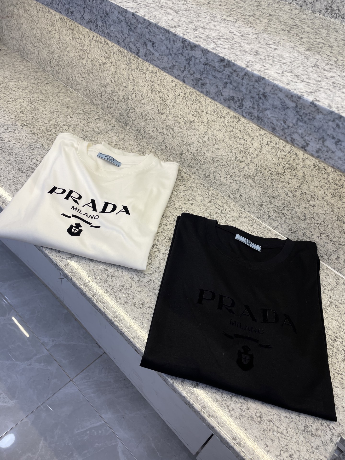 NO:546849,PRAD Prada 25//ss exclusively for autumn and winter, the new original single men's casual long-sleeved high-luxury custom fabric Xinjiang long-sleeved cotton, soft and comfortable, high-version, fashionable and versatile imported fabric, super soft and delicate, skin-friendly and comfortable to wear, high-end boutique, OEM, fine-made top body, very good, men's essential items, code number.M-3XL,,prada,prada,alexander wang19860909PRAD普拉哒25//ss秋冬独家专供新款原单男士休闲长袖高奢订制面料新疆长绒棉 绵柔笔挺舒适 高版本 时尚百搭爆款进口面料 手感超柔软细腻 穿着亲肤舒适 高端精品 代工厂精细做上身非常赞 男士必备单品 码数.M-3XL,,prada,prada,alexander wang,Men's clothing