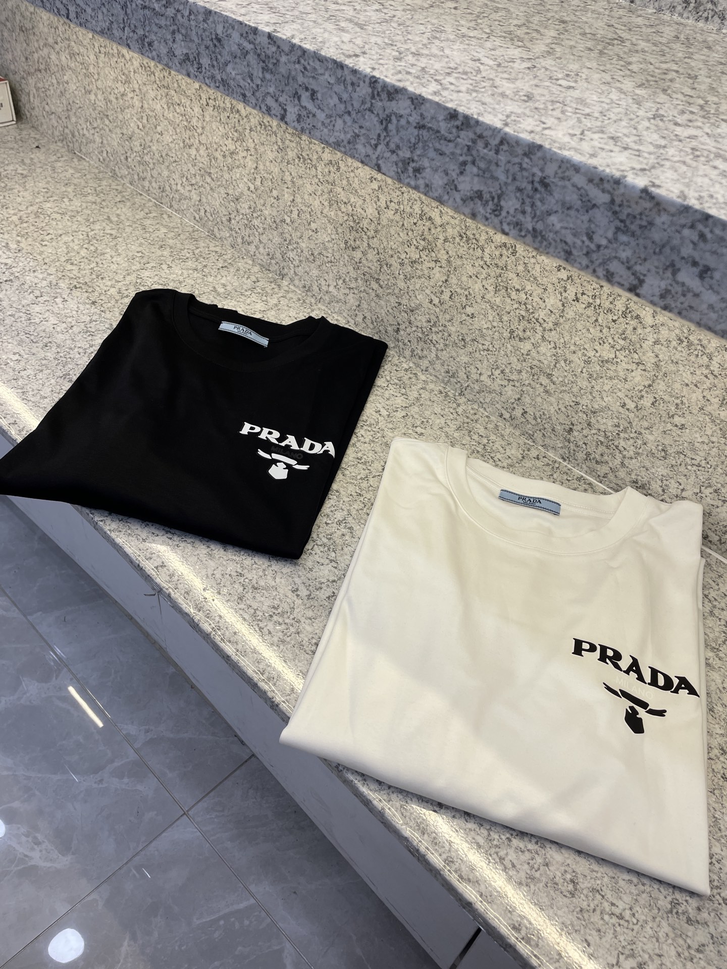 NO:538553,PRAD Prada 25//ss exclusively for autumn and winter, the new original single men's casual long-sleeved high-luxury custom fabric Xinjiang long-sleeved cotton, soft and comfortable, high-version, fashionable and versatile imported fabric, super soft and delicate, skin-friendly and comfortable to wear, high-end boutique, OEM, fine-made top body, very good, men's essential items, code number.M-3XL,,prada,prada,alexander wang19860909PRAD普拉哒25//ss秋冬独家专供新款原单男士休闲长袖高奢订制面料新疆长绒棉 绵柔笔挺舒适 高版本 时尚百搭爆款进口面料 手感超柔软细腻 穿着亲肤舒适 高端精品 代工厂精细做上身非常赞 男士必备单品 码数.M-3XL,,prada,prada,alexander wang,Men's clothing