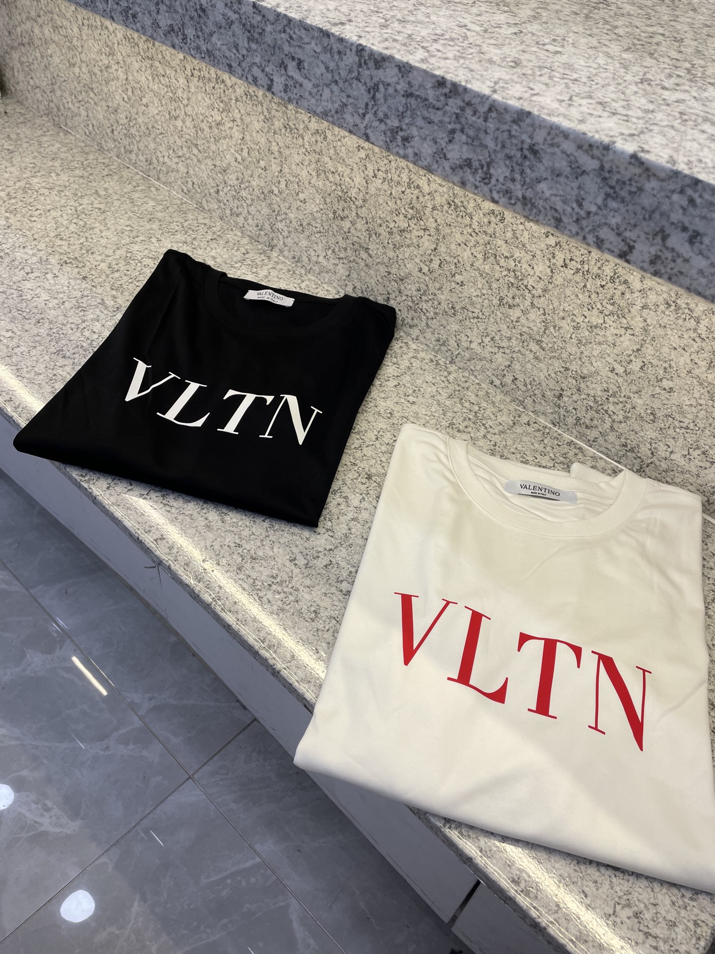 NO:538559,VLTN Valentino 25//ss autumn and winter exclusively for new original single men's casual long-sleeved high-luxury custom fabric Xinjiang long-sleeved cotton soft and comfortable high-version fashionable and versatile imported fabrics with super soft and delicate touch, skin-friendly and comfortable high-end boutique OEM factory made the top body very good. Must-have items for men. M-3XL, valentino, alexander wang19860909VLTN华伦天奴25//ss秋冬独家专供新款原单男士休闲长袖高奢订制面料新疆长绒棉 绵柔笔挺舒适 高版本 时尚百搭爆款进口面料 手感超柔软细腻 穿着亲肤舒适 高端精品 代工厂精细做上身非常赞 男士必备单品 码数.M-3XL,,valentino,alexander wang,Men's clothing