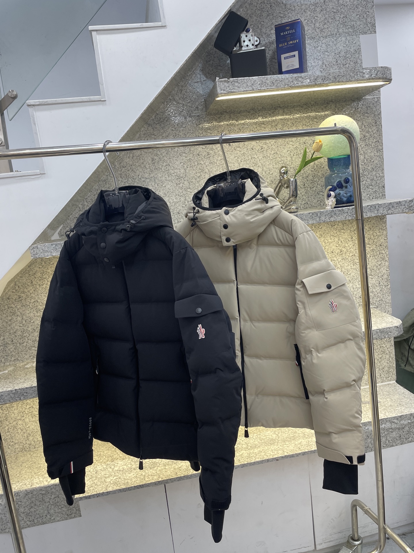 MC盟扣莱🔈顶级鸭绒连帽羽绒服✅超高端品相🥰外料内衬都选用东丽克轻材质，超柔 超细腻 超舒适！无痕压胶直