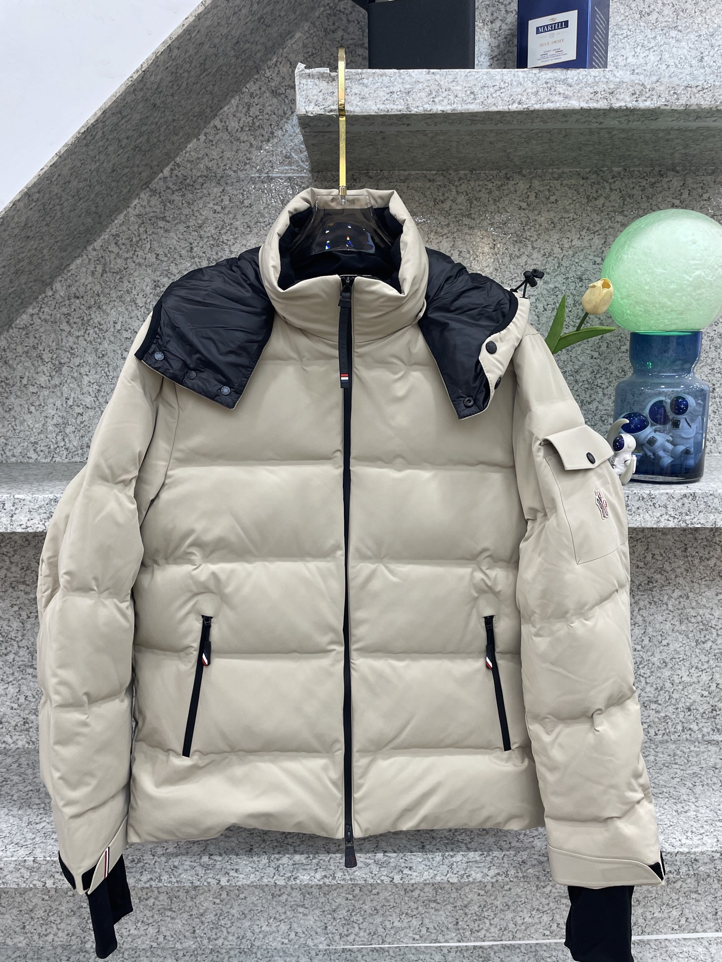 MC盟扣莱🔈顶级鸭绒连帽羽绒服✅超高端品相🥰外料内衬都选用东丽克轻材质，超柔 超细腻 超舒适！无痕压胶直