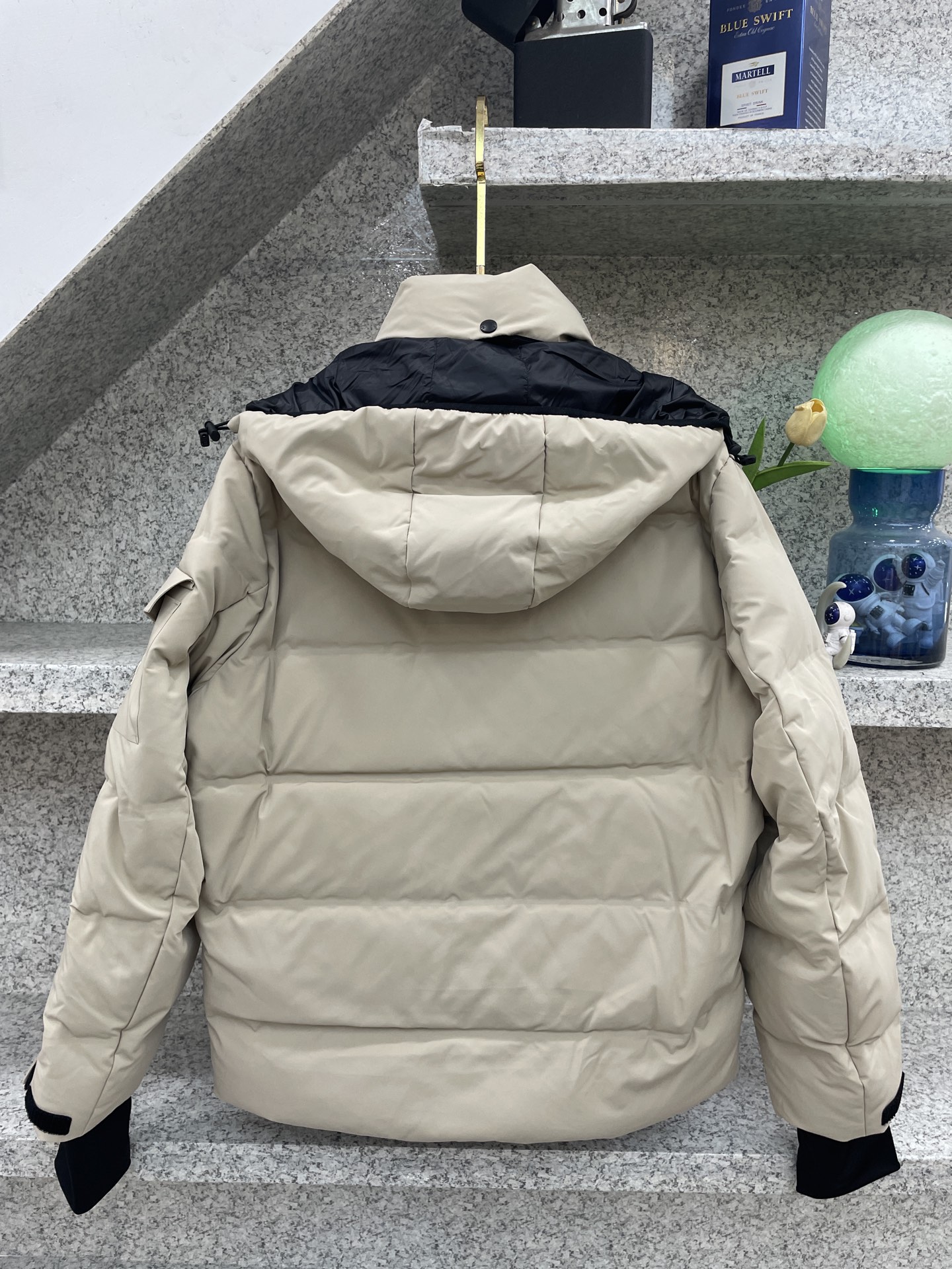 MC盟扣莱🔈顶级鸭绒连帽羽绒服✅超高端品相🥰外料内衬都选用东丽克轻材质，超柔 超细腻 超舒适！无痕压胶直