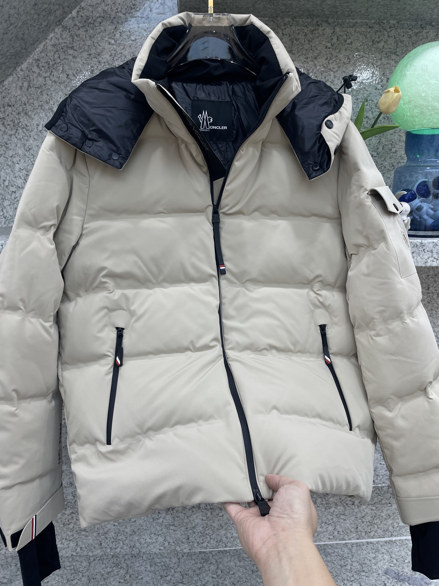 MC盟扣莱🔈顶级鸭绒连帽羽绒服✅超高端品相🥰外料内衬都选用东丽克轻材质，超柔 超细腻 超舒适！无痕压胶直