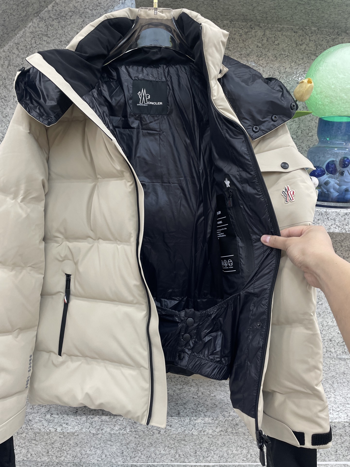 MC盟扣莱🔈顶级鸭绒连帽羽绒服✅超高端品相🥰外料内衬都选用东丽克轻材质，超柔 超细腻 超舒适！无痕压胶直