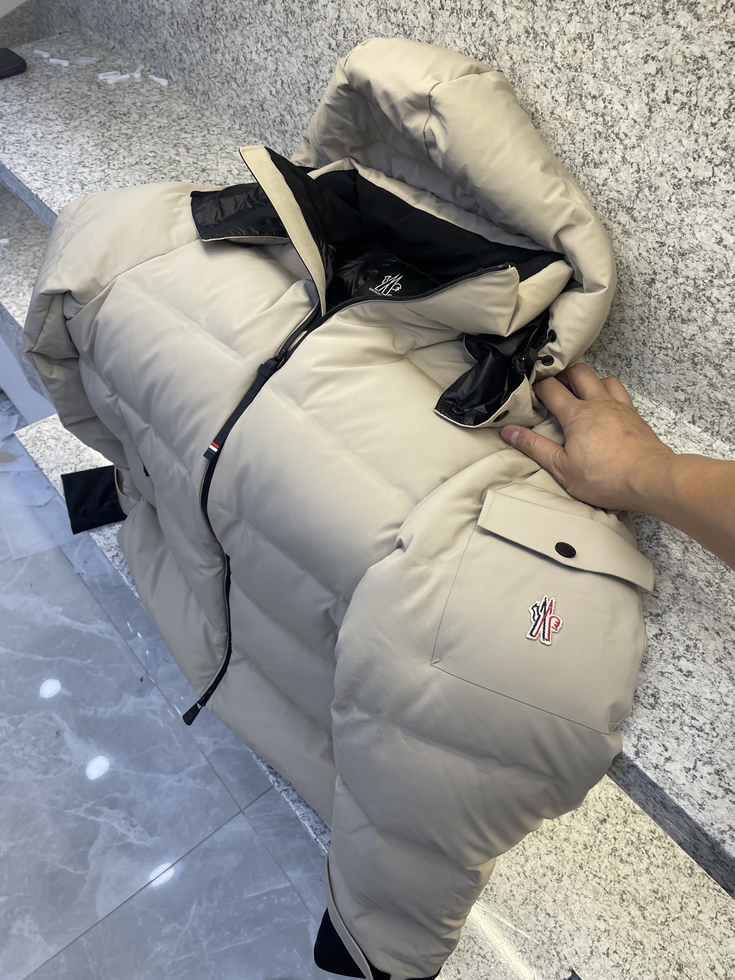 MC盟扣莱🔈顶级鸭绒连帽羽绒服✅超高端品相🥰外料内衬都选用东丽克轻材质，超柔 超细腻 超舒适！无痕压胶直