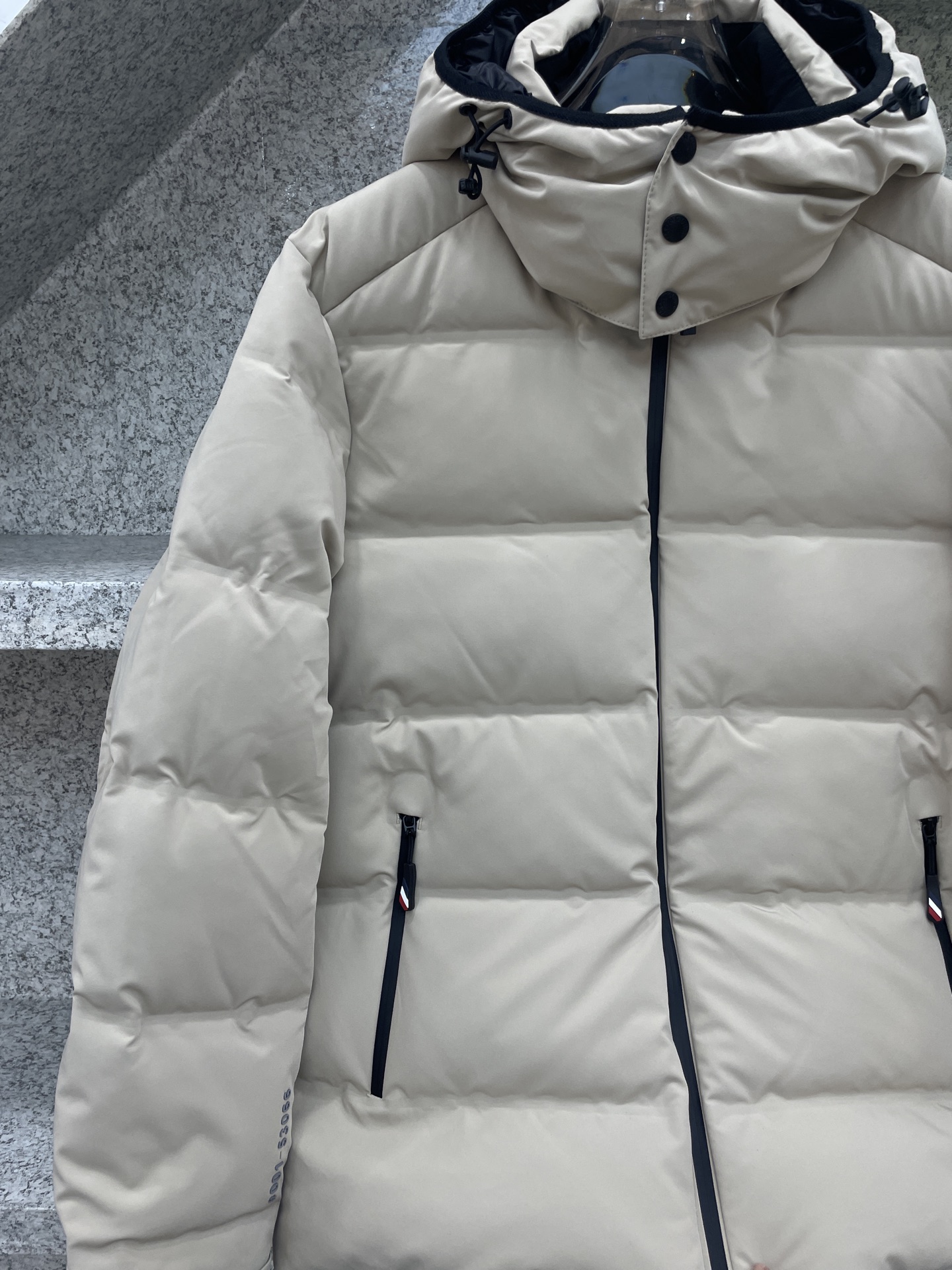 MC盟扣莱🔈顶级鸭绒连帽羽绒服✅超高端品相🥰外料内衬都选用东丽克轻材质，超柔 超细腻 超舒适！无痕压胶直