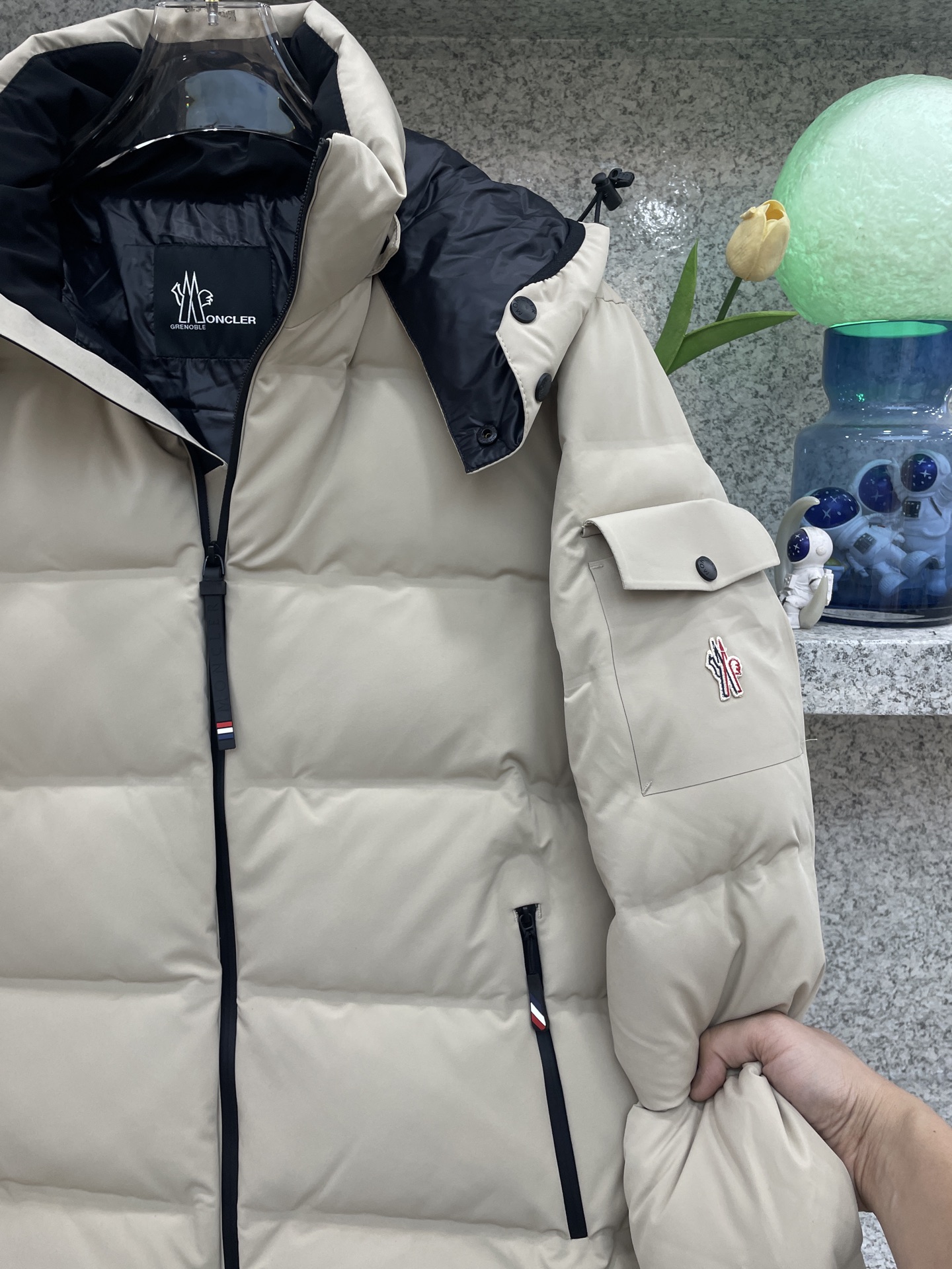 MC盟扣莱🔈顶级鸭绒连帽羽绒服✅超高端品相🥰外料内衬都选用东丽克轻材质，超柔 超细腻 超舒适！无痕压胶直