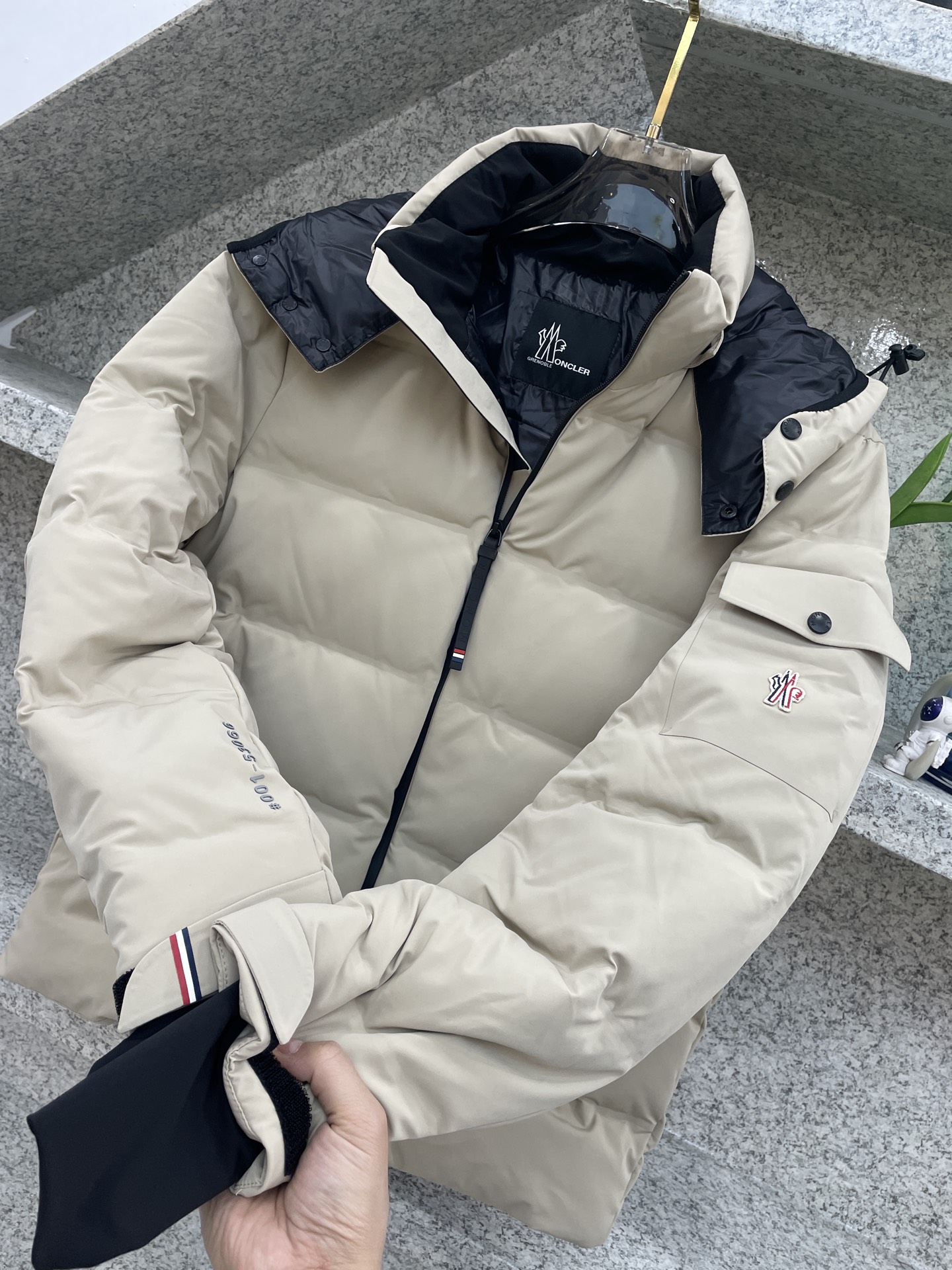 MC盟扣莱🔈顶级鸭绒连帽羽绒服✅超高端品相🥰外料内衬都选用东丽克轻材质，超柔 超细腻 超舒适！无痕压胶直