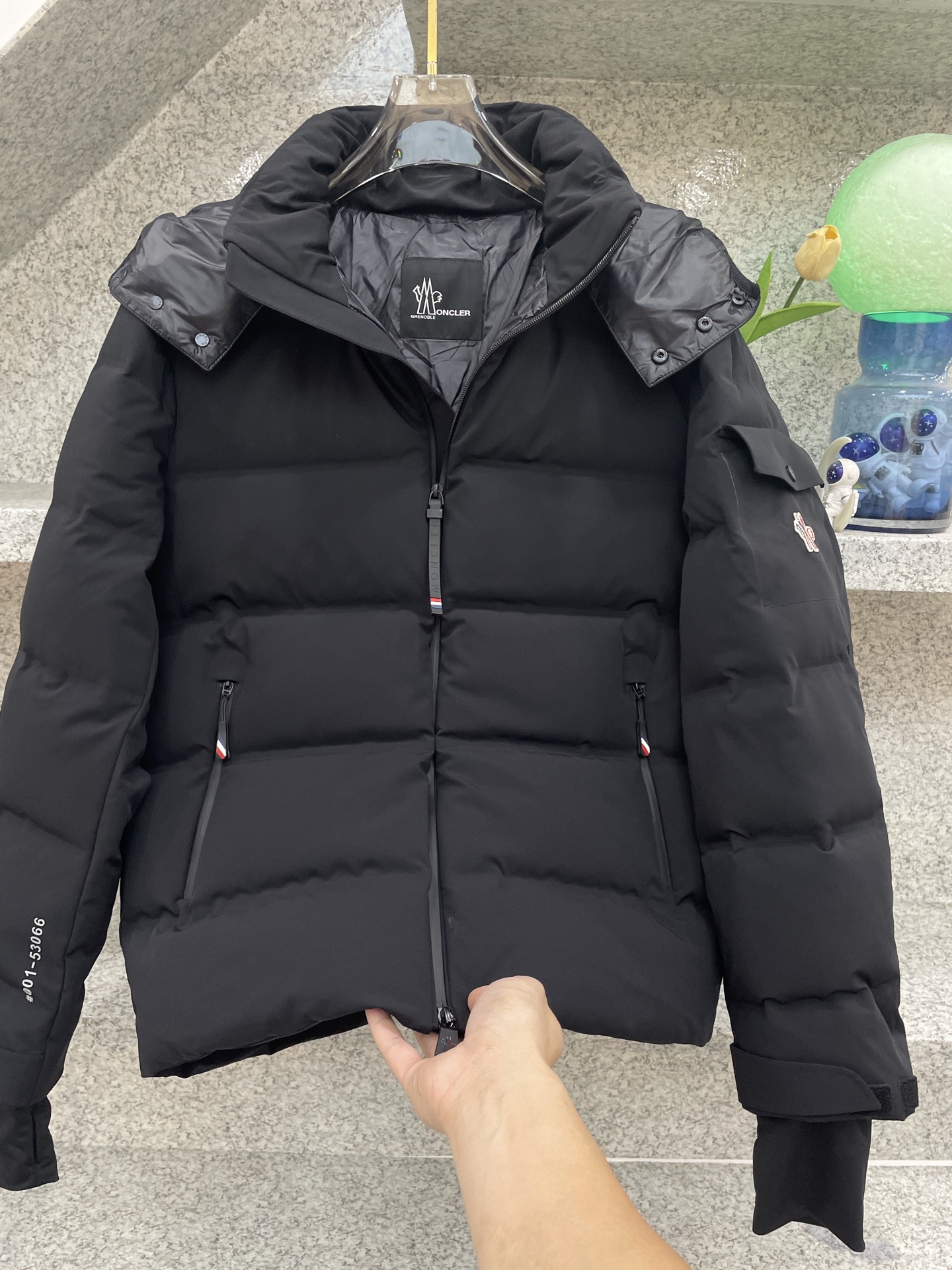 MC盟扣莱🔈顶级鸭绒连帽羽绒服✅超高端品相🥰外料内衬都选用东丽克轻材质，超柔 超细腻 超舒适！无痕压胶直