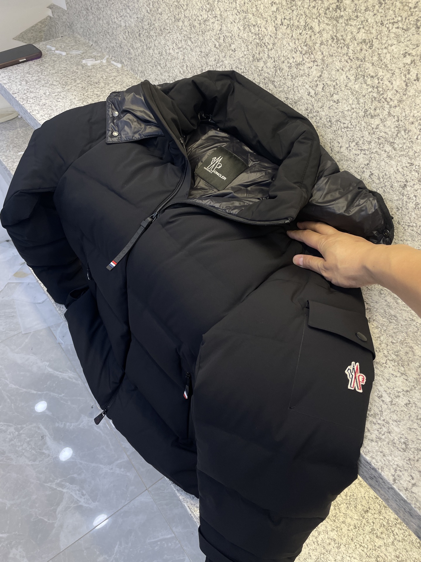 MC盟扣莱🔈顶级鸭绒连帽羽绒服✅超高端品相🥰外料内衬都选用东丽克轻材质，超柔 超细腻 超舒适！无痕压胶直