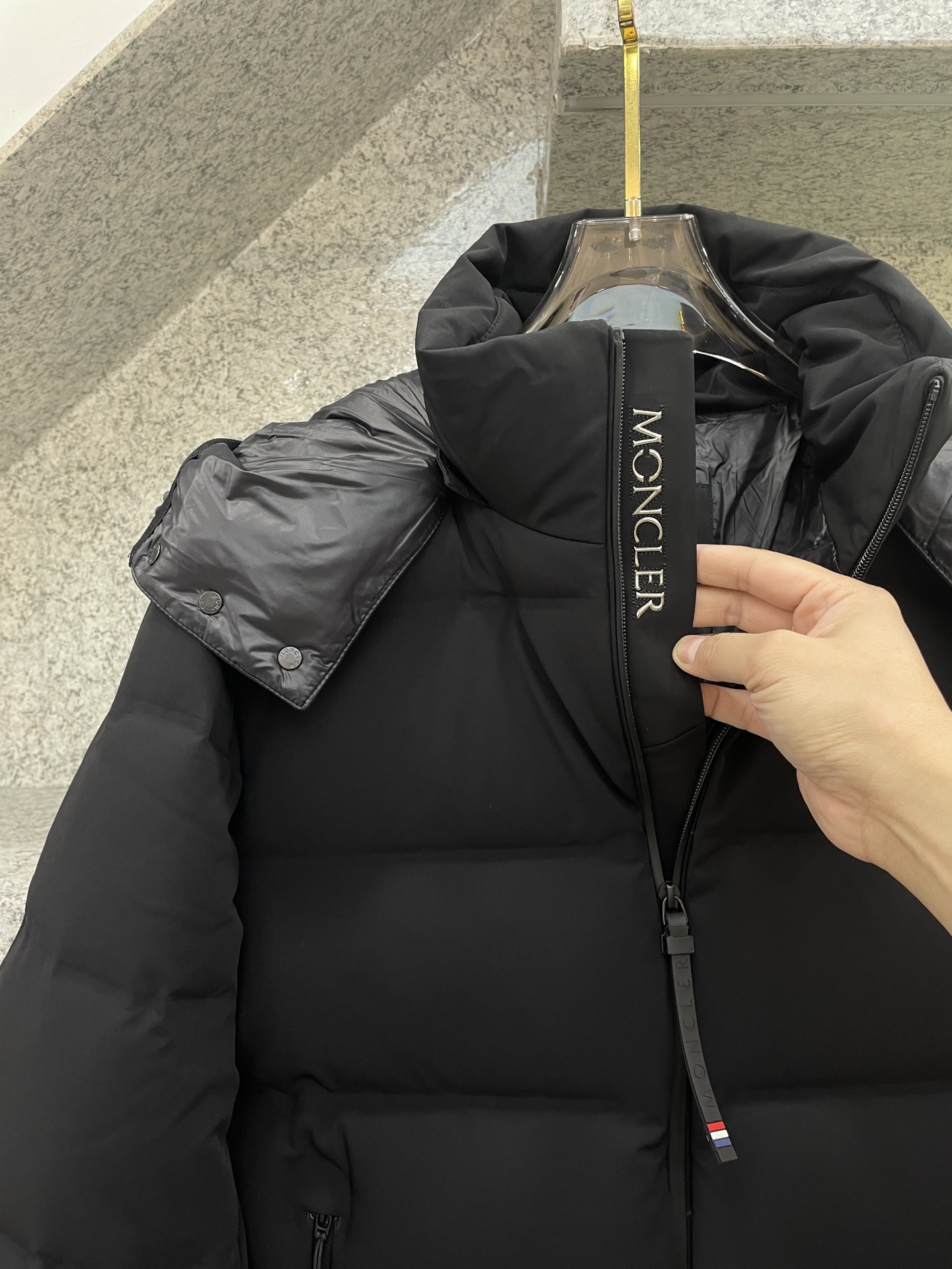 MC盟扣莱🔈顶级鸭绒连帽羽绒服✅超高端品相🥰外料内衬都选用东丽克轻材质，超柔 超细腻 超舒适！无痕压胶直