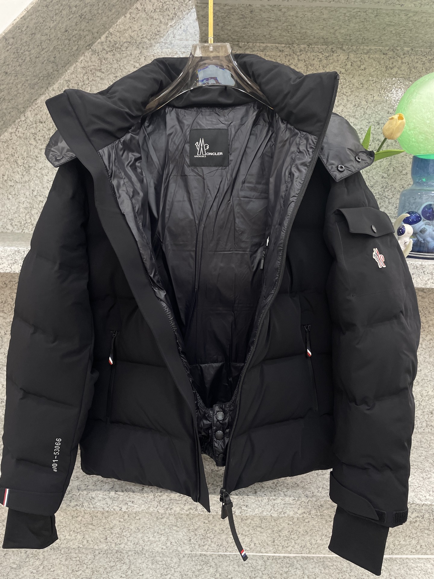 MC盟扣莱🔈顶级鸭绒连帽羽绒服✅超高端品相🥰外料内衬都选用东丽克轻材质，超柔 超细腻 超舒适！无痕压胶直