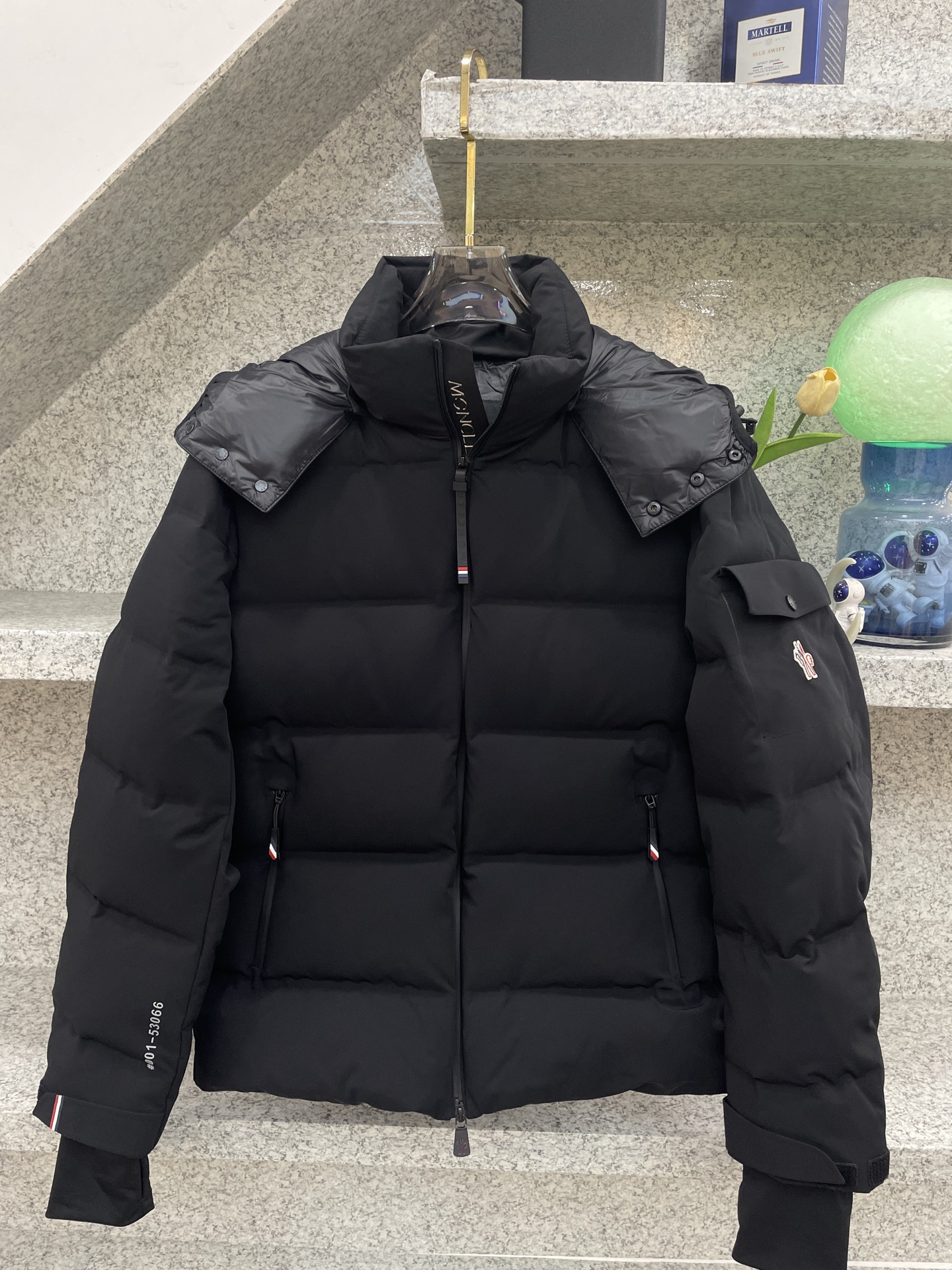 MC盟扣莱🔈顶级鸭绒连帽羽绒服✅超高端品相🥰外料内衬都选用东丽克轻材质，超柔 超细腻 超舒适！无痕压胶直