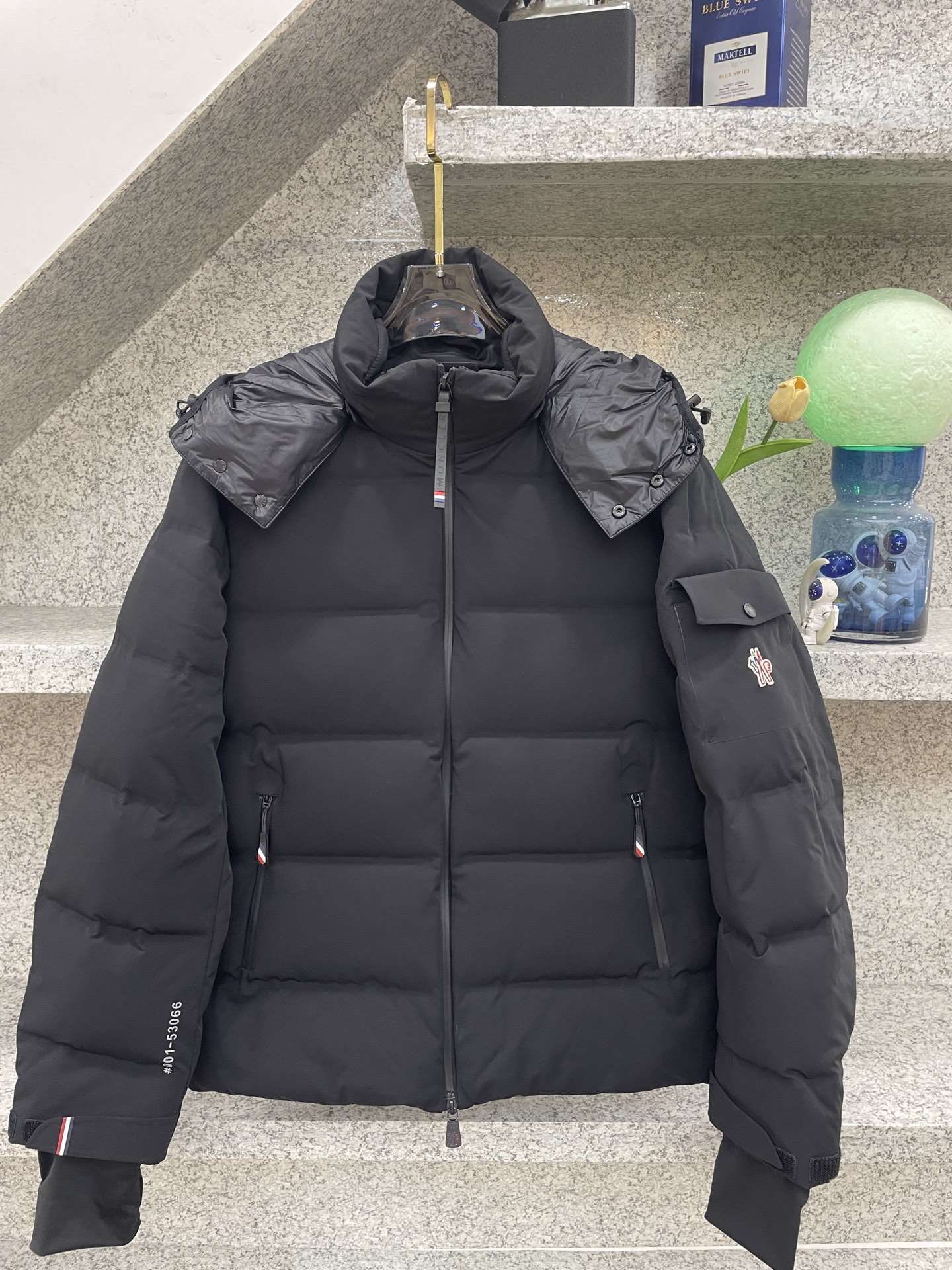 MC盟扣莱🔈顶级鸭绒连帽羽绒服✅超高端品相🥰外料内衬都选用东丽克轻材质，超柔 超细腻 超舒适！无痕压胶直