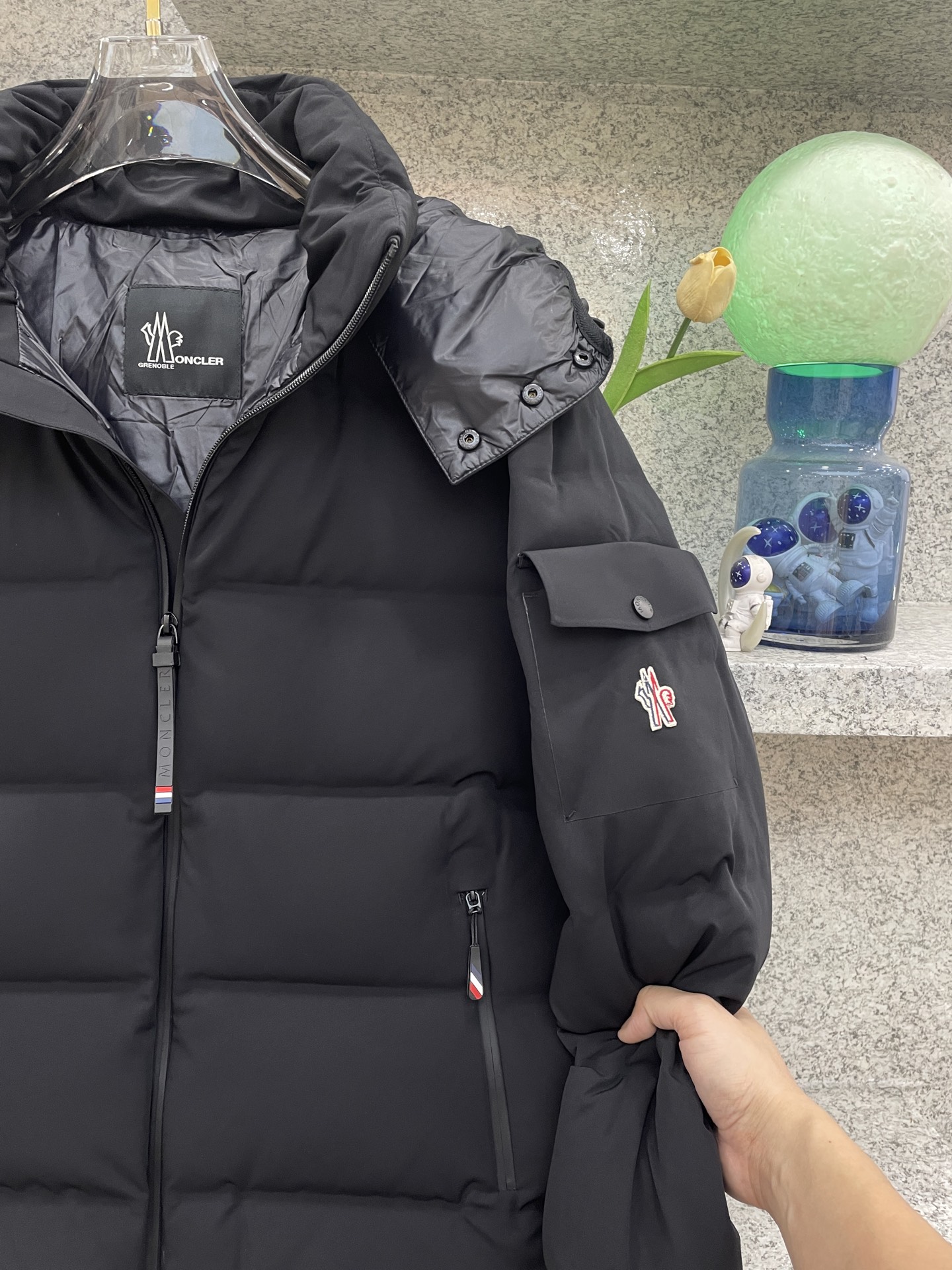 MC盟扣莱🔈顶级鸭绒连帽羽绒服✅超高端品相🥰外料内衬都选用东丽克轻材质，超柔 超细腻 超舒适！无痕压胶直