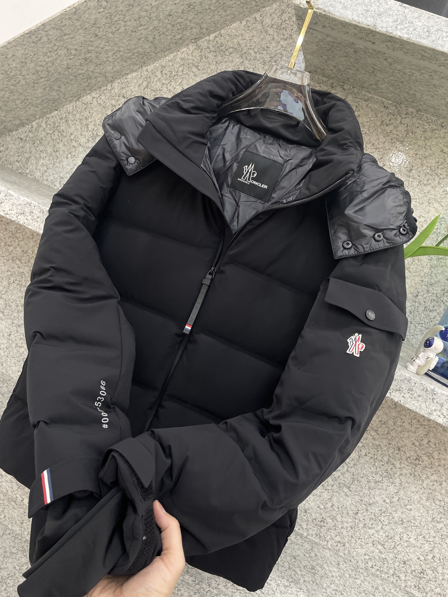 MC盟扣莱🔈顶级鸭绒连帽羽绒服✅超高端品相🥰外料内衬都选用东丽克轻材质，超柔 超细腻 超舒适！无痕压胶直