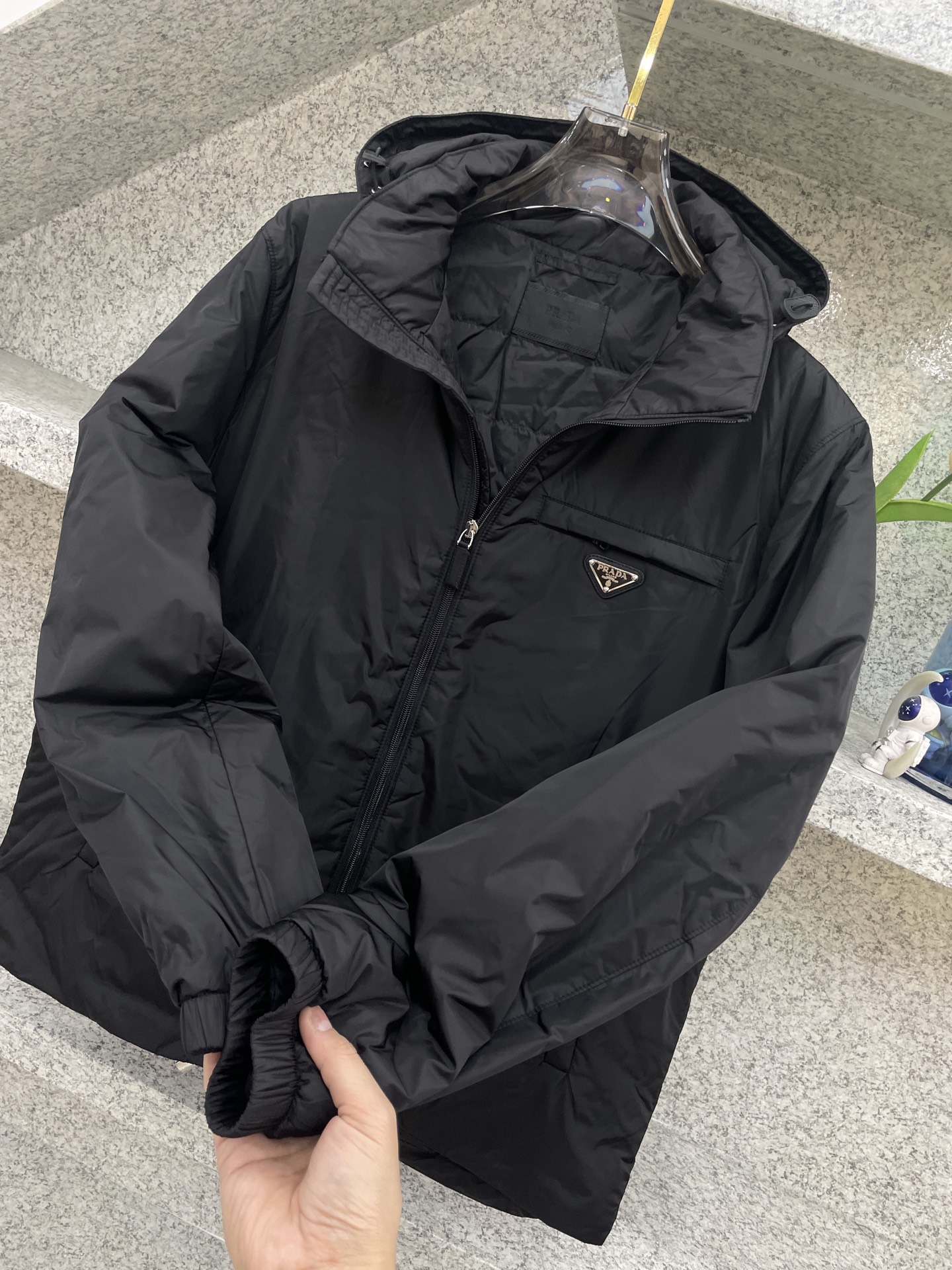 羽绒服 PRAD普拉哒🔈顶级鸭绒连帽羽绒服✅超高端品相🥰官网外料内衬都选用东丽克轻材质，超柔 超细腻 超