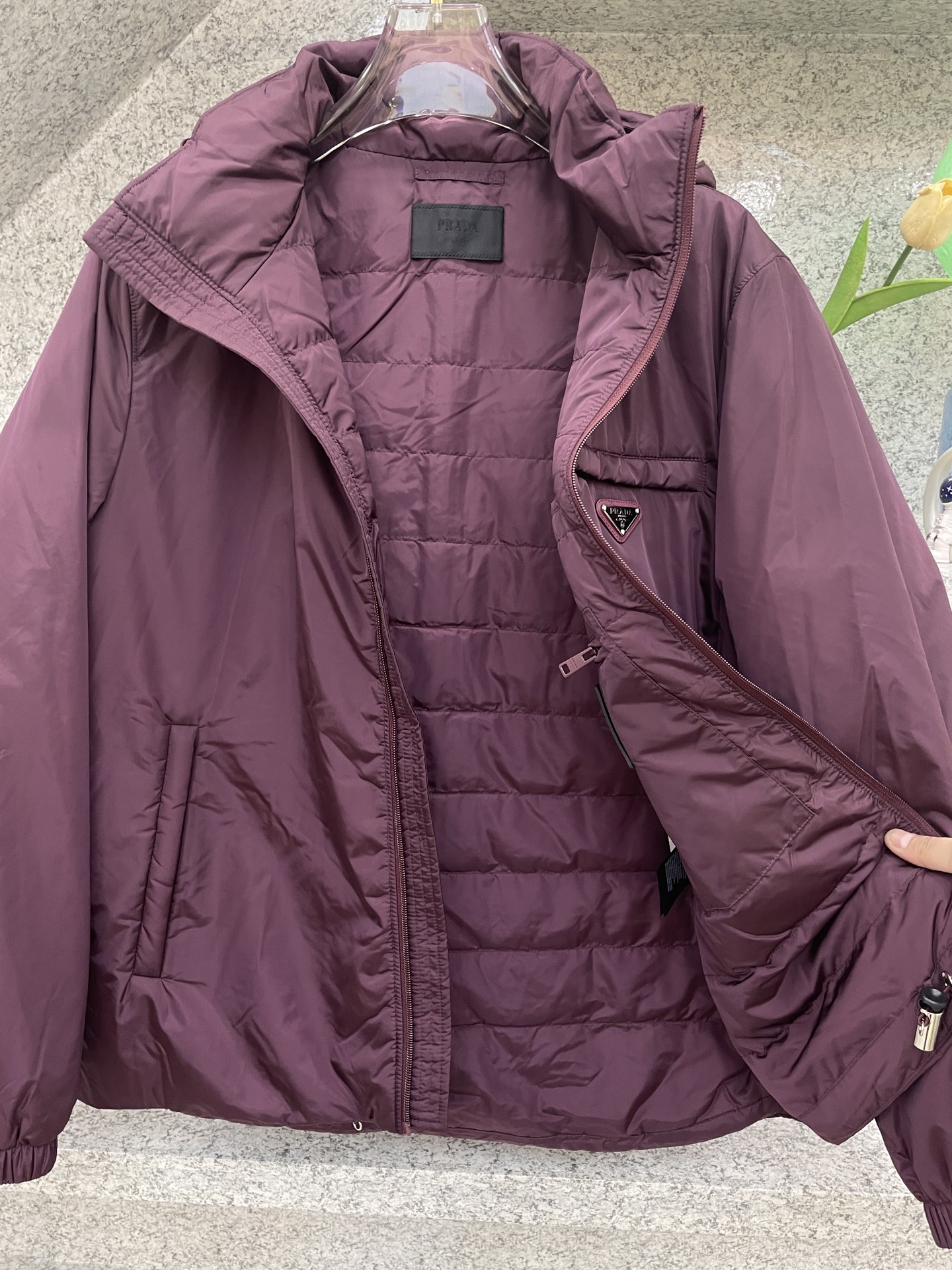 羽绒服 PRAD普拉哒🔈顶级鸭绒连帽羽绒服✅超高端品相🥰官网外料内衬都选用东丽克轻材质，超柔 超细腻 超