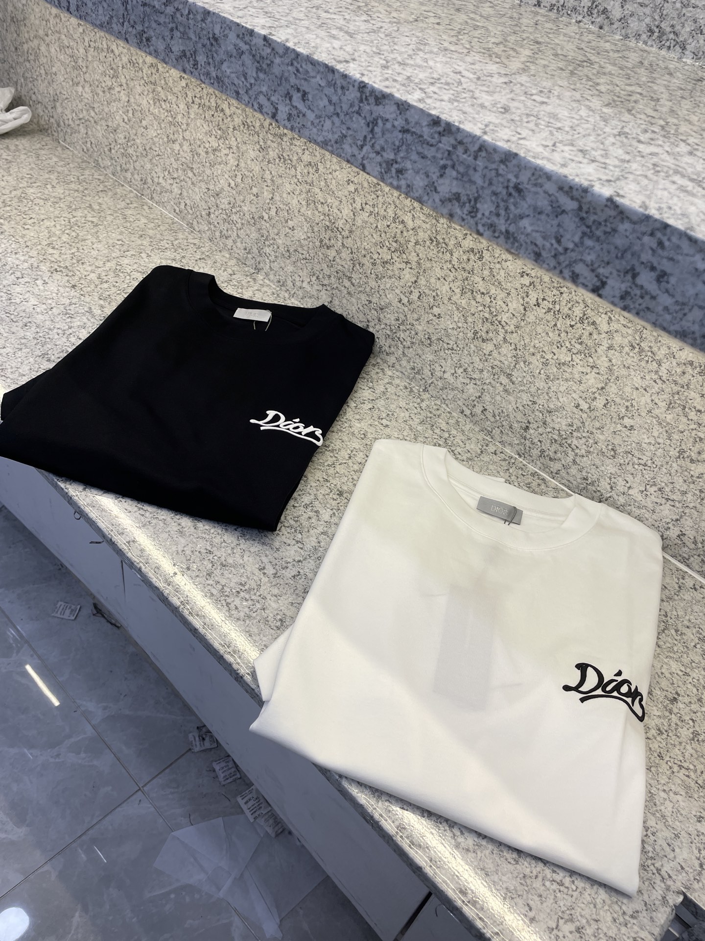 NO:712137,CD Diao 26-X Zhenshang new products are on the shelves for the first time in spring and summer. The products are in perfect condition. The latest short-sleeved round neck T-shirts are high-end customized and have avant-garde and fashionable designs!  Brand logo, heavy craftsmanship design, high-end customized long-staple European cotton 180g fabric, soft to the touch and comfortable to wear. Exquisite stitching at the counter level. Fine workmanship. The upper body effect is incomparably handsome!  A must-have item for a stylish man!  Size S-2XL is equivalent to (M-3XL),,T-shirt,tees,t-shirt,19860909CD迪澳26-X臻尚新品上架春夏首发专柜品相完美 最新款短袖圆领T恤高端订制 设计前卫时尚！品牌logo重工艺设计高端定制长绒欧棉180克面料手感柔软.穿着舒适.专柜级别精致车线.做工精细.上身效果无敌帅气！型男必备单品！码数S-2XL 相当于(M-3XL),,T-shirt,tees，t-shirt,,Men's clothing