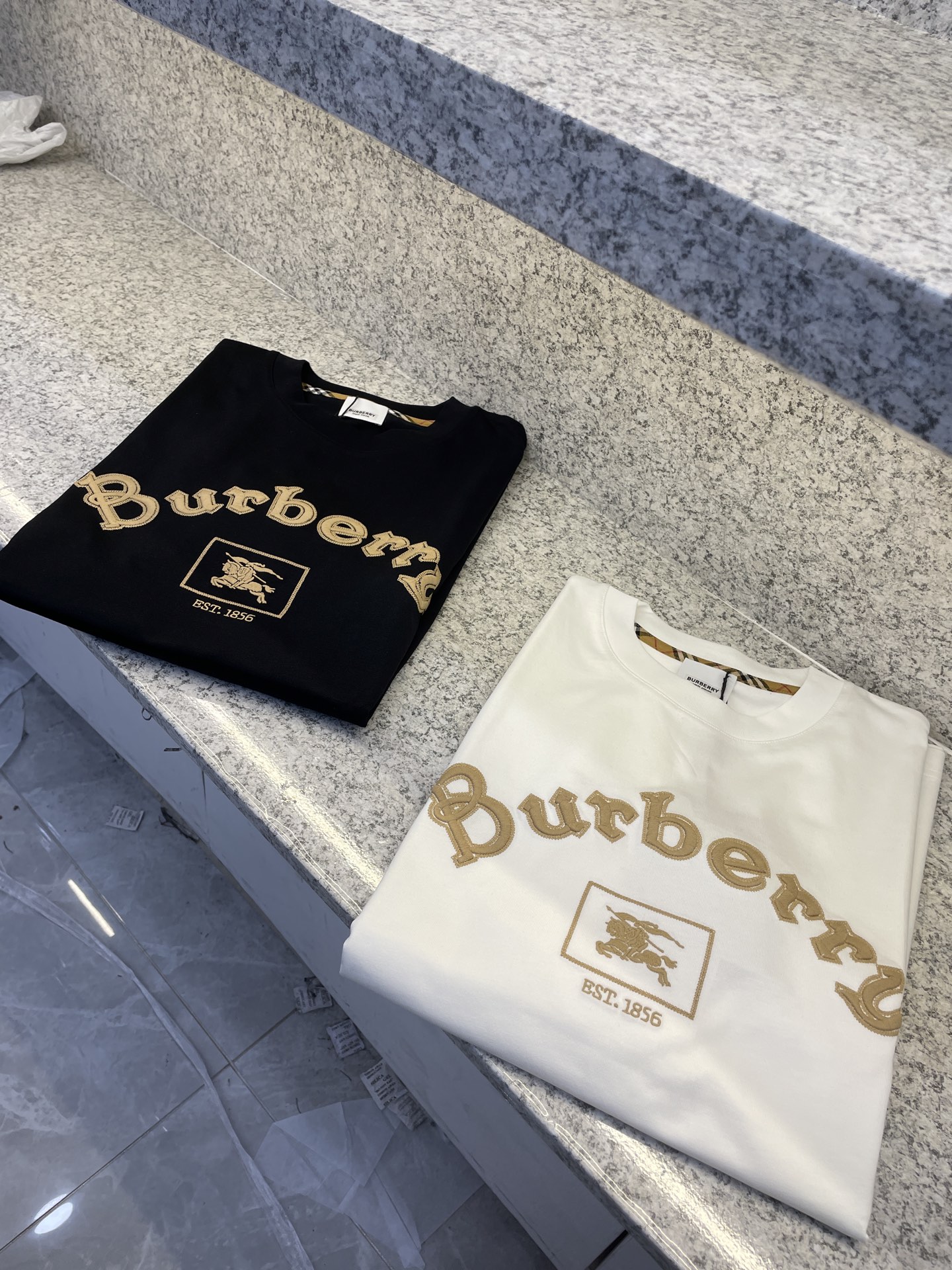 NO:712140,BBR Burberry 26-X is now on the shelves for the first time in the spring and summer counters and is in perfect condition. The latest short-sleeved round neck T-shirt is high-end customized and has an avant-garde and fashionable design!  Brand logo, heavy craftsmanship design, high-end customized long-staple European cotton 180g fabric, soft to the touch and comfortable to wear. Exquisite stitching at the counter level. Fine workmanship. The upper body effect is incomparably handsome!  A must-have item for a stylish man!  Size S-2XL is equivalent to (M-3XL),,T-shirt,tees,t-shirt,19860909BBR博柏利26-X臻尚新品上架春夏首发专柜品相完美 最新款短袖圆领T恤高端订制 设计前卫时尚！品牌logo重工艺设计高端定制长绒欧棉180克面料手感柔软.穿着舒适.专柜级别精致车线.做工精细.上身效果无敌帅气！型男必备单品！码数S-2XL 相当于(M-3XL),,T-shirt,tees，t-shirt,,Men's clothing