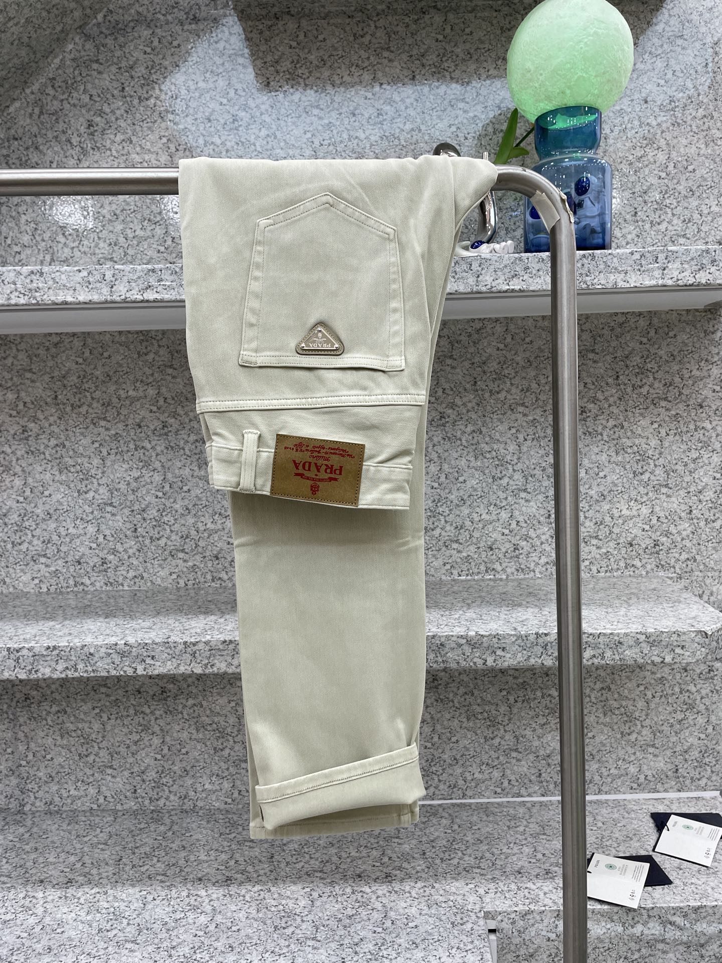 PRAD普拉达🔈男士水洗四面弹超舒适针织牛仔裤👖26年早春系列✅厚薄程度正好完美衔接春夏两季的更替，浅色