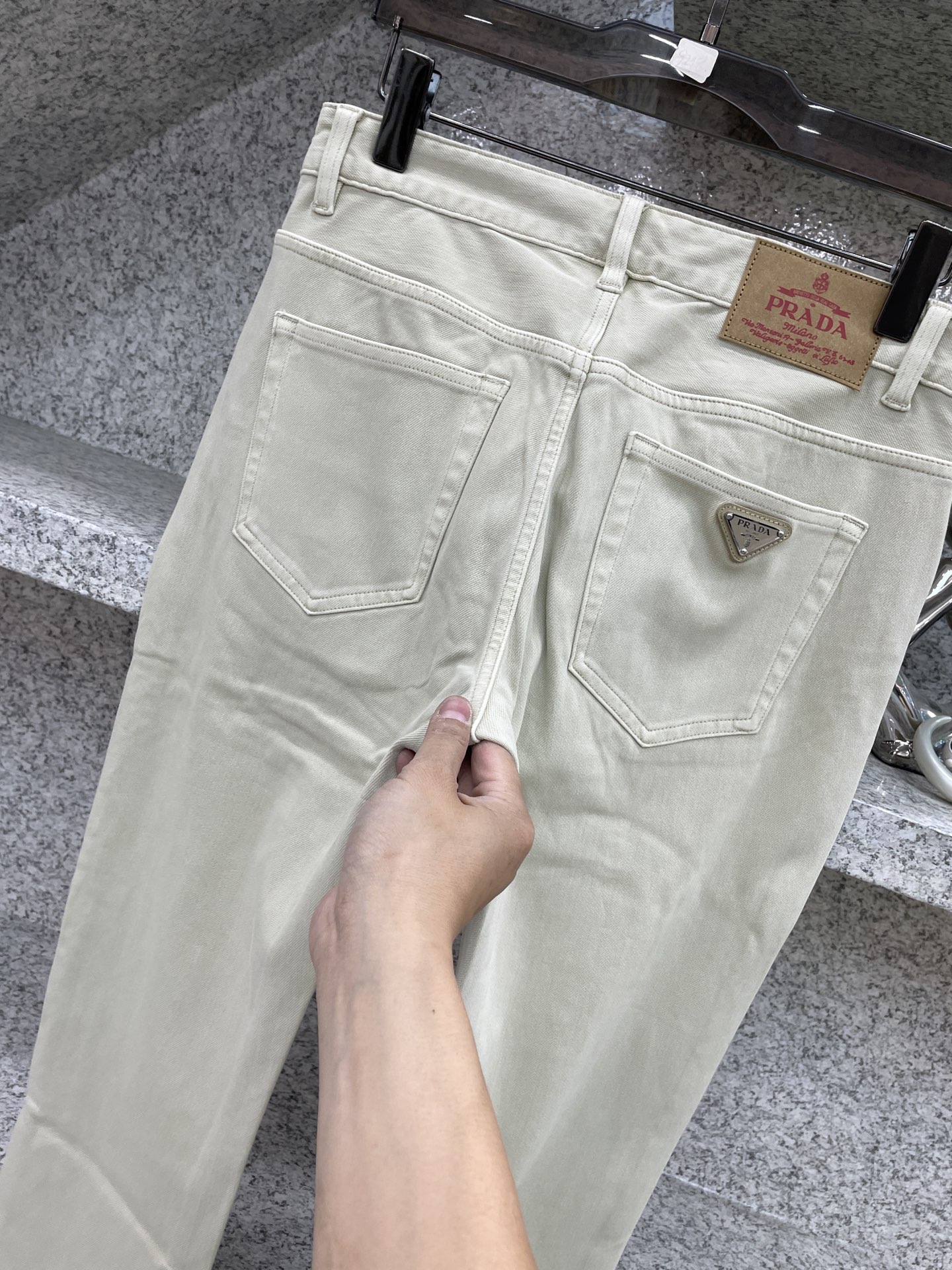 PRAD普拉达🔈男士水洗四面弹超舒适针织牛仔裤👖26年早春系列✅厚薄程度正好完美衔接春夏两季的更替，浅色